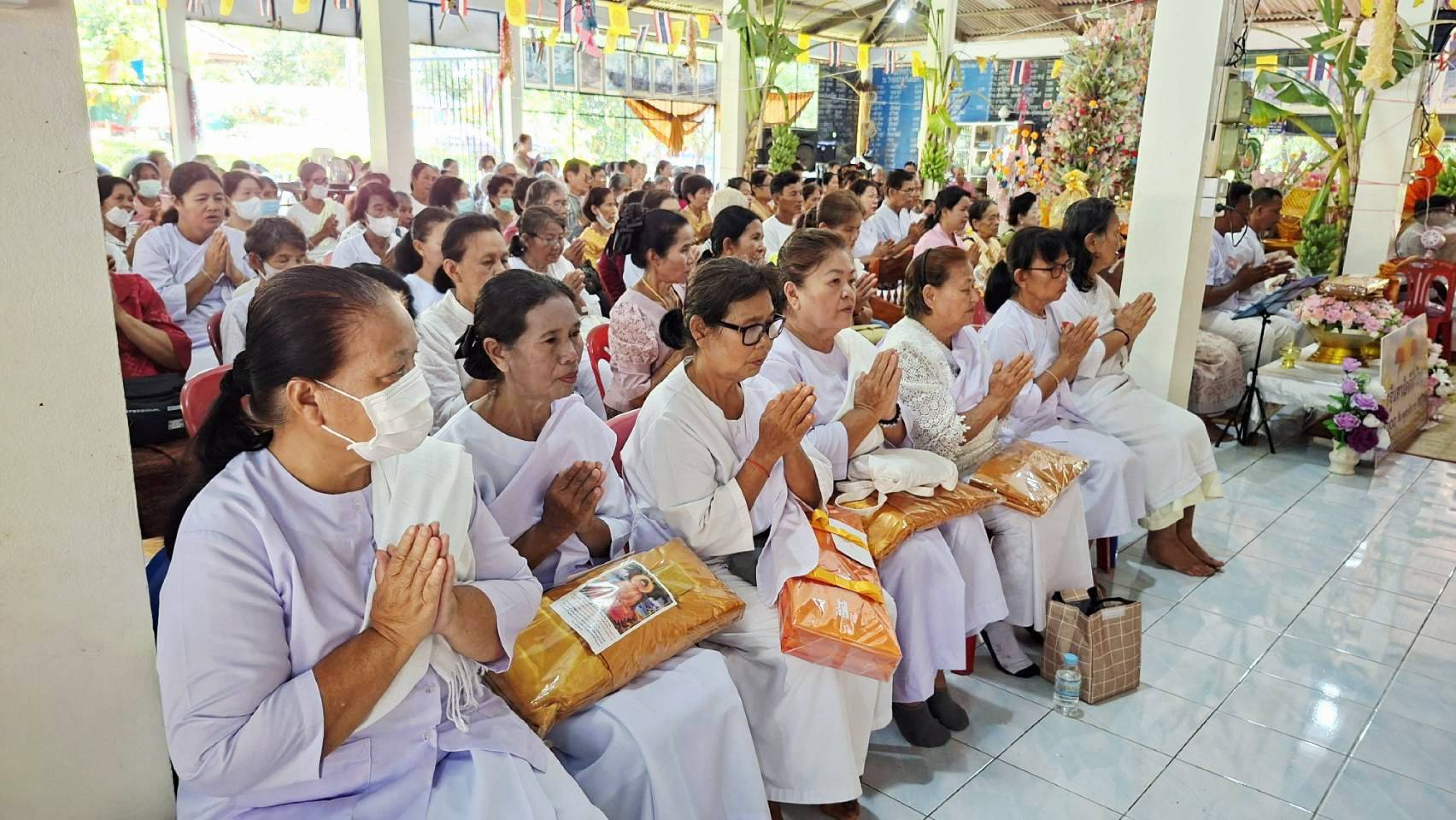 ภาพร่วมพิธีกรรมวัดทุ่งสว่างศรี