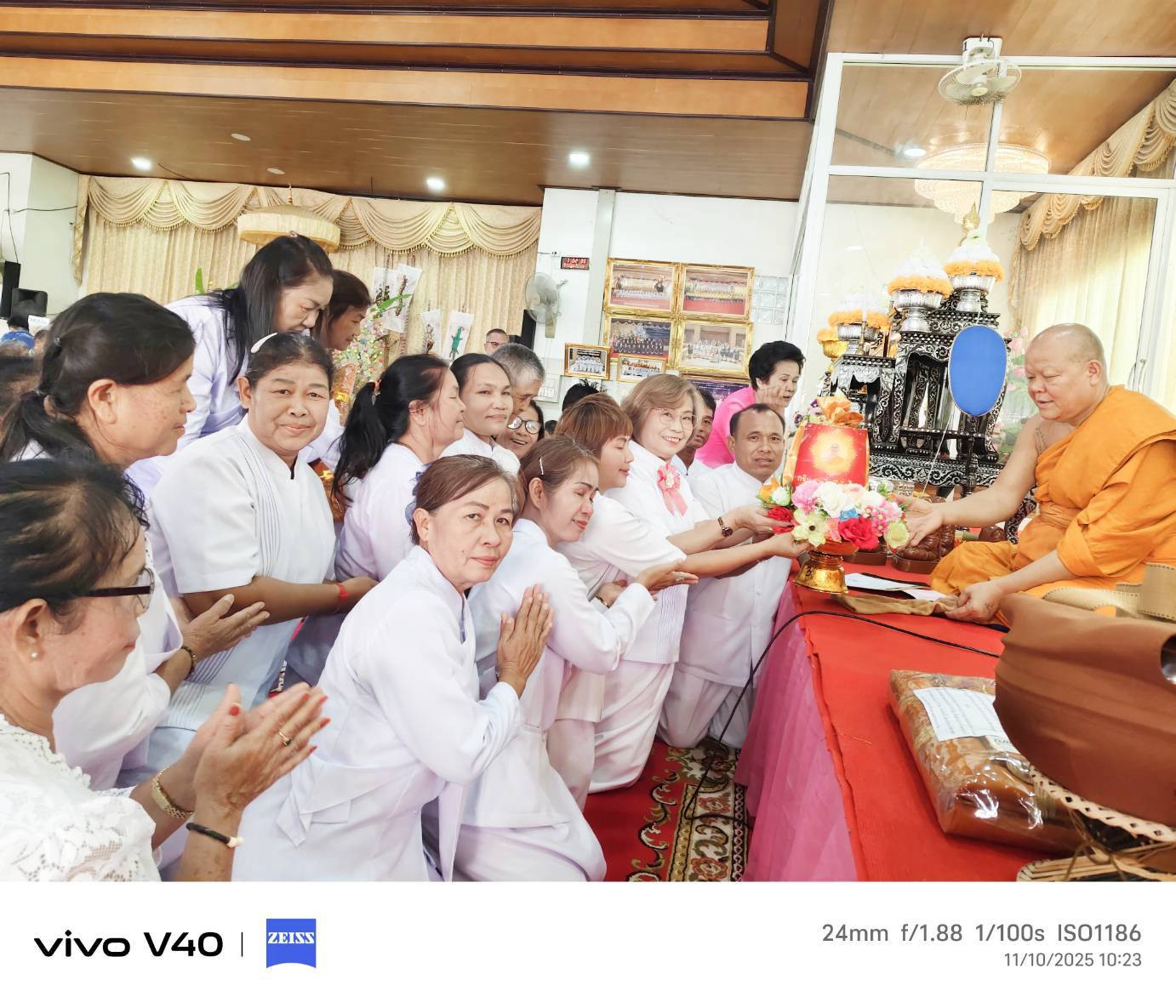 ภาพหมู่ถือพานถวายปัจจัยวัดกลาง