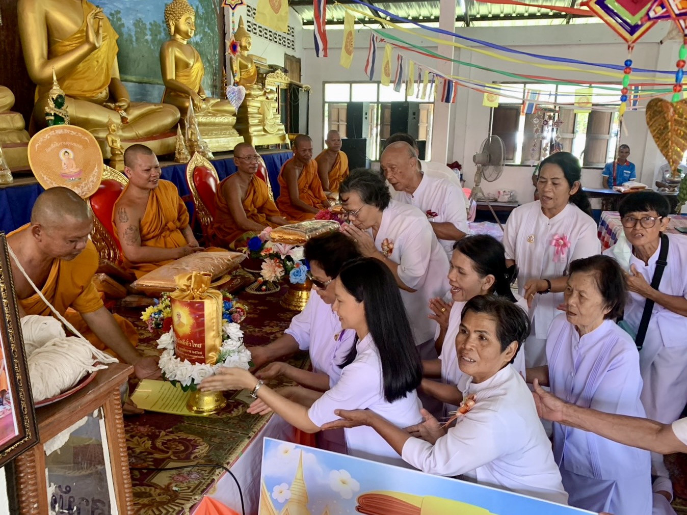ภาพการถวายปัจจัยที่พักสงฆ์บ้านหนองโบสถ์