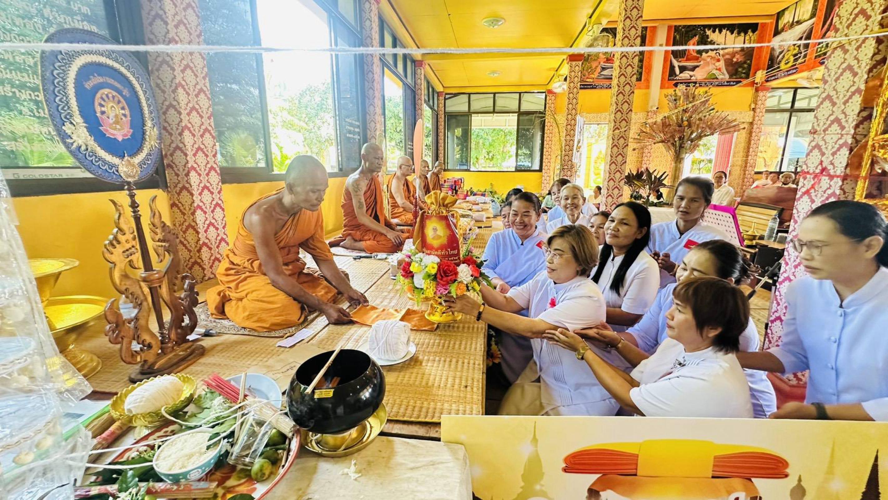 ภาพหมู่ถือพานถวายปัจจัยวัดโนนเจริญ