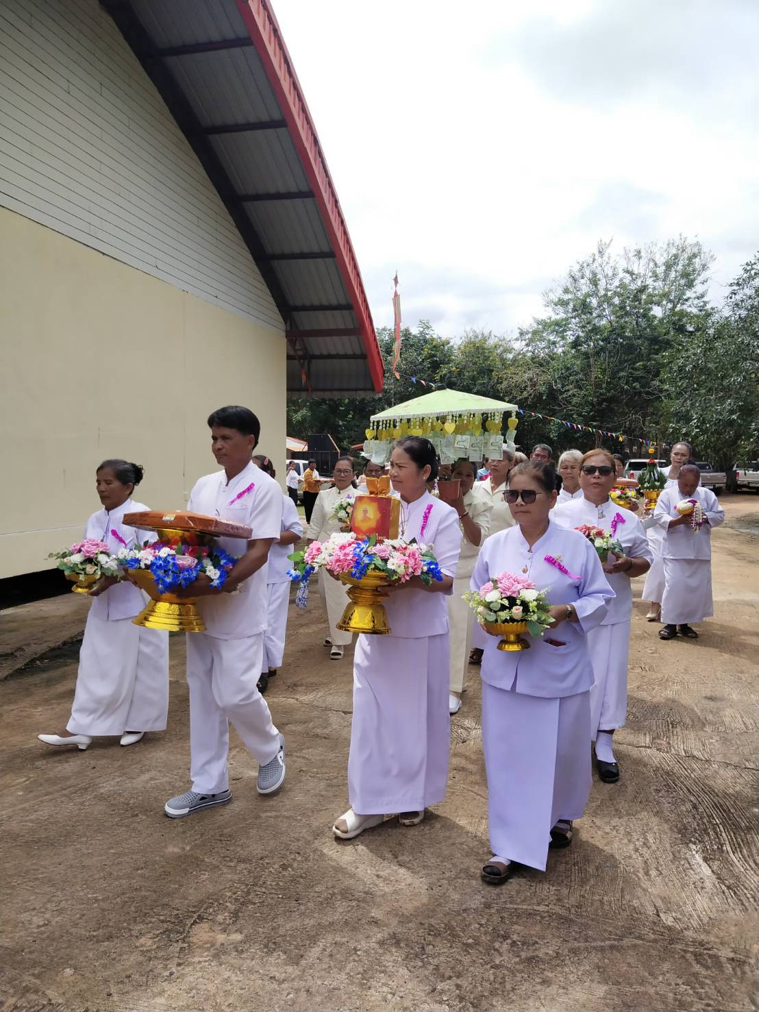 ภาพร่วมขบวนกฐินวัดศรีทายาท