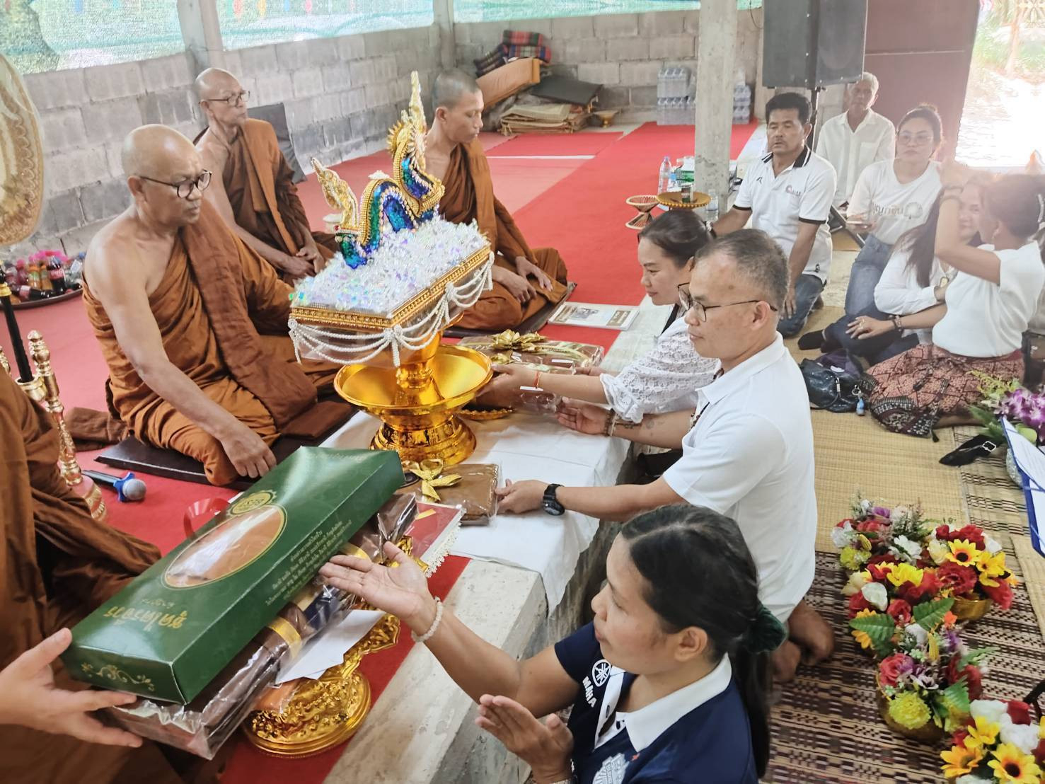 ภาพร่วมพิธีกรรมสำนักสงฆ์ร้อยรู