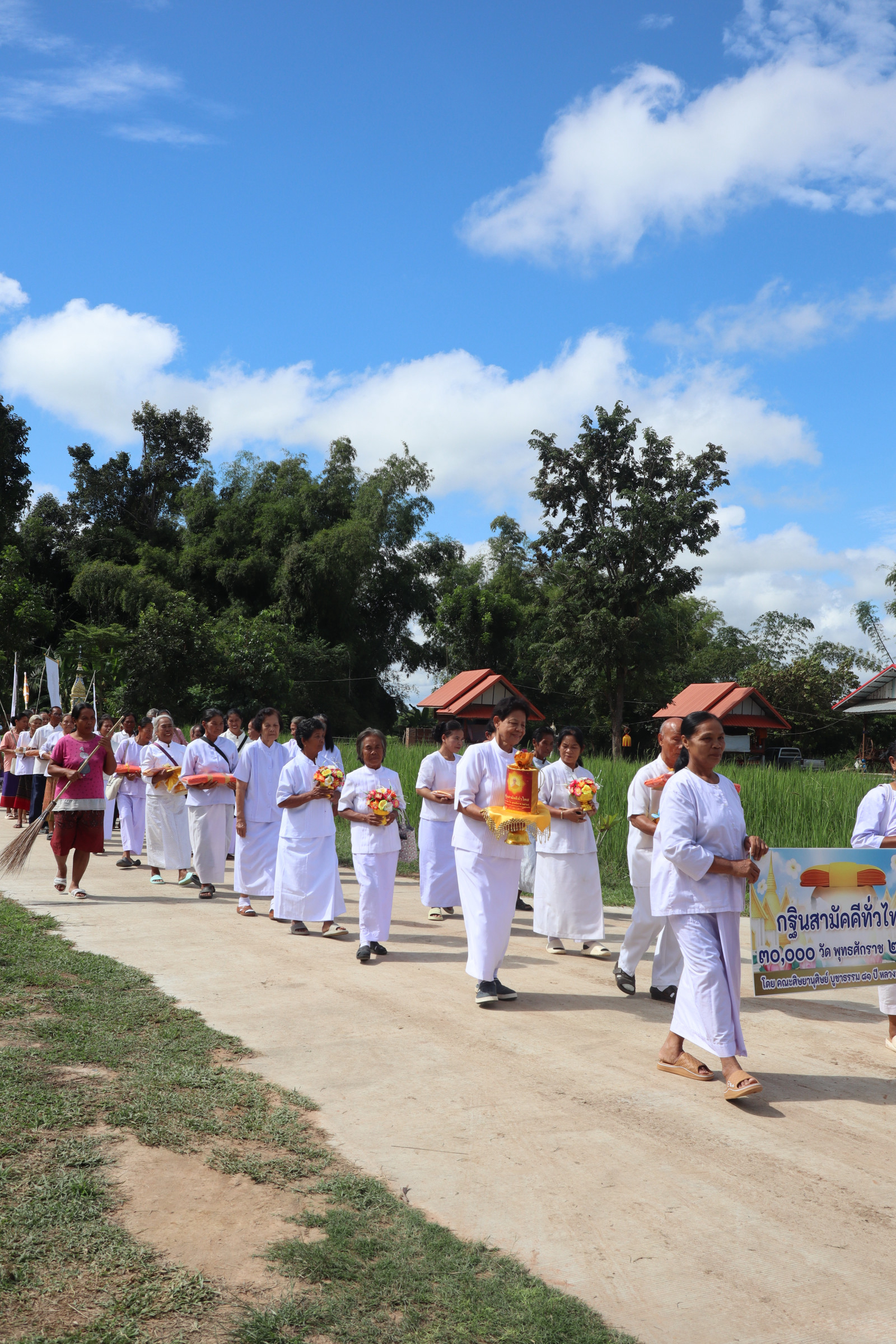 ภาพร่วมขบวนกฐินที่พักสงฆ์ป่าสระคู