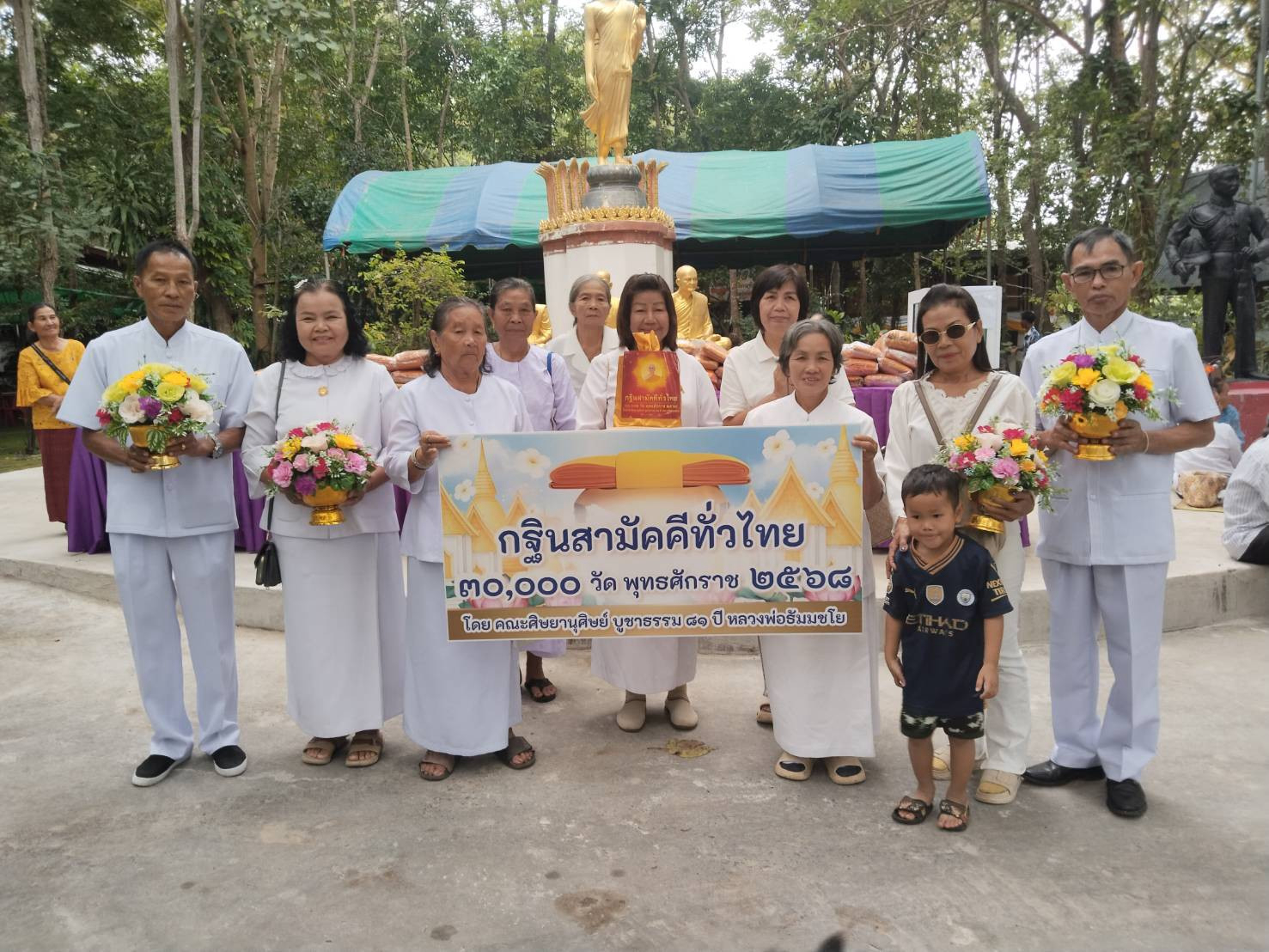 ภาพหมู่ถือพานถวายปัจจัยที่พักสงฆ์เขารัตนธงไชย