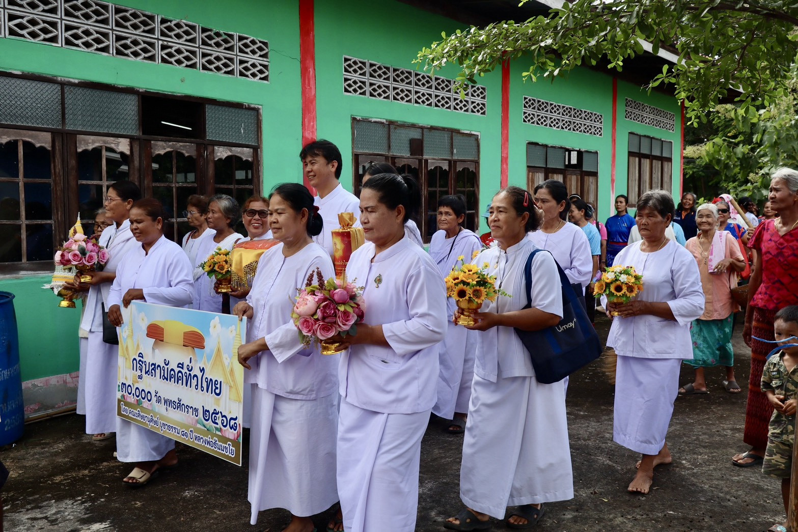 ภาพร่วมขบวนกฐินวัดสันติสุข