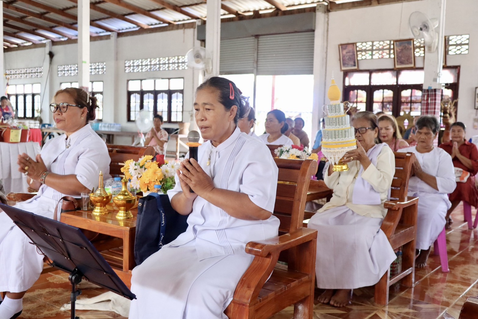 ภาพร่วมพิธีกรรมวัดสันติสุข