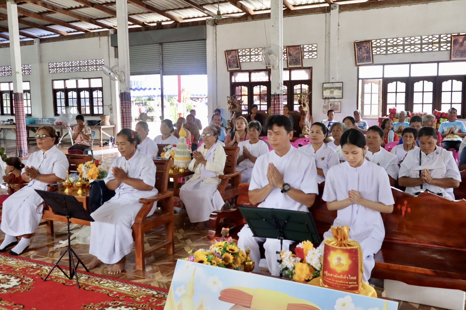 ภาพร่วมพิธีกรรมวัดสันติสุข