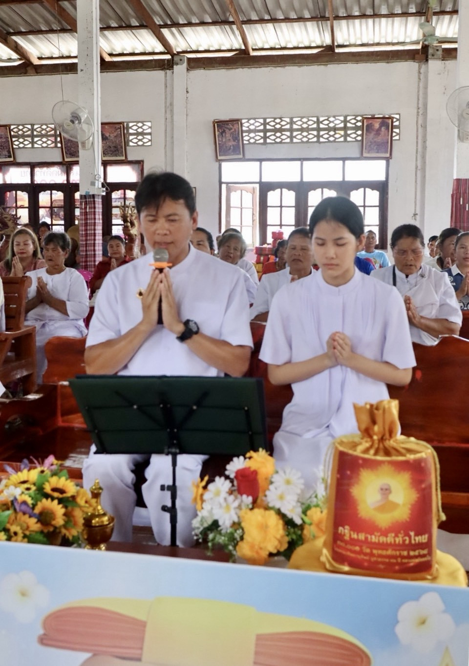 ภาพร่วมพิธีกรรมวัดสันติสุข