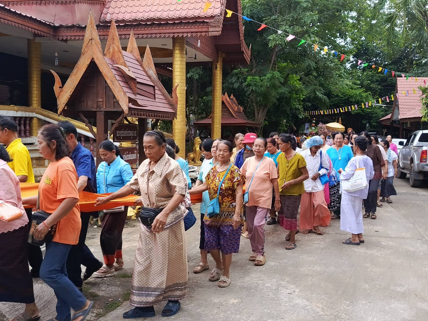 ภาพร่วมพิธีกรรมวัดโนนดินแดงใต้