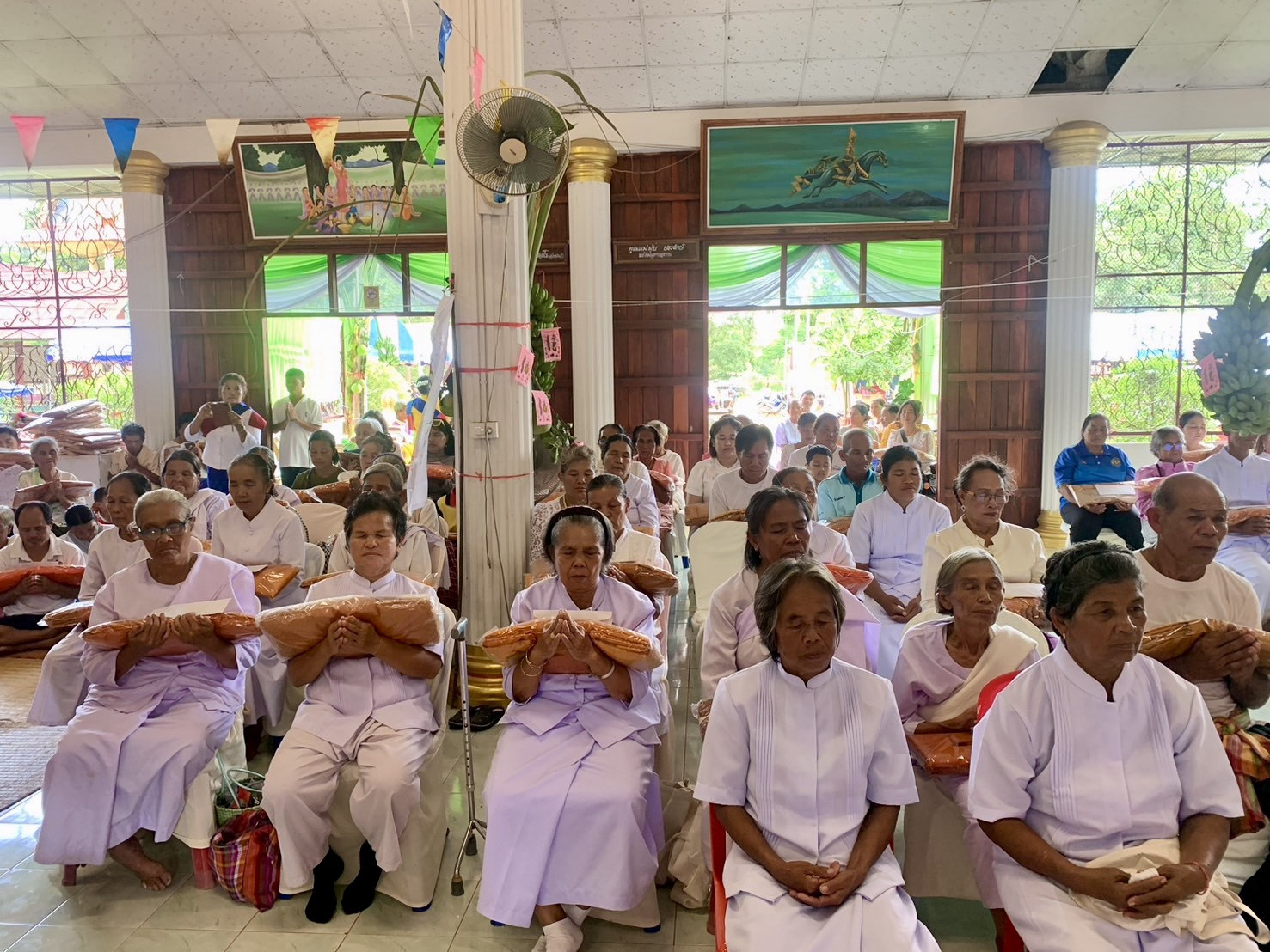 ภาพร่วมพิธีกรรมวัดตากองสระกลาง