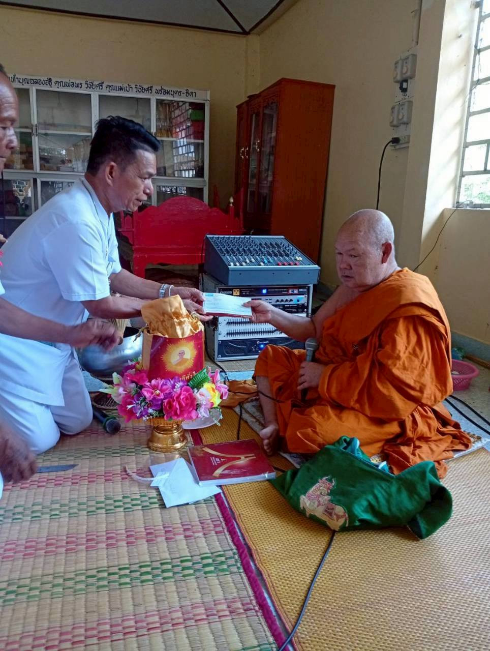 ภาพการถวายปัจจัยวัดใหม่สระขุด