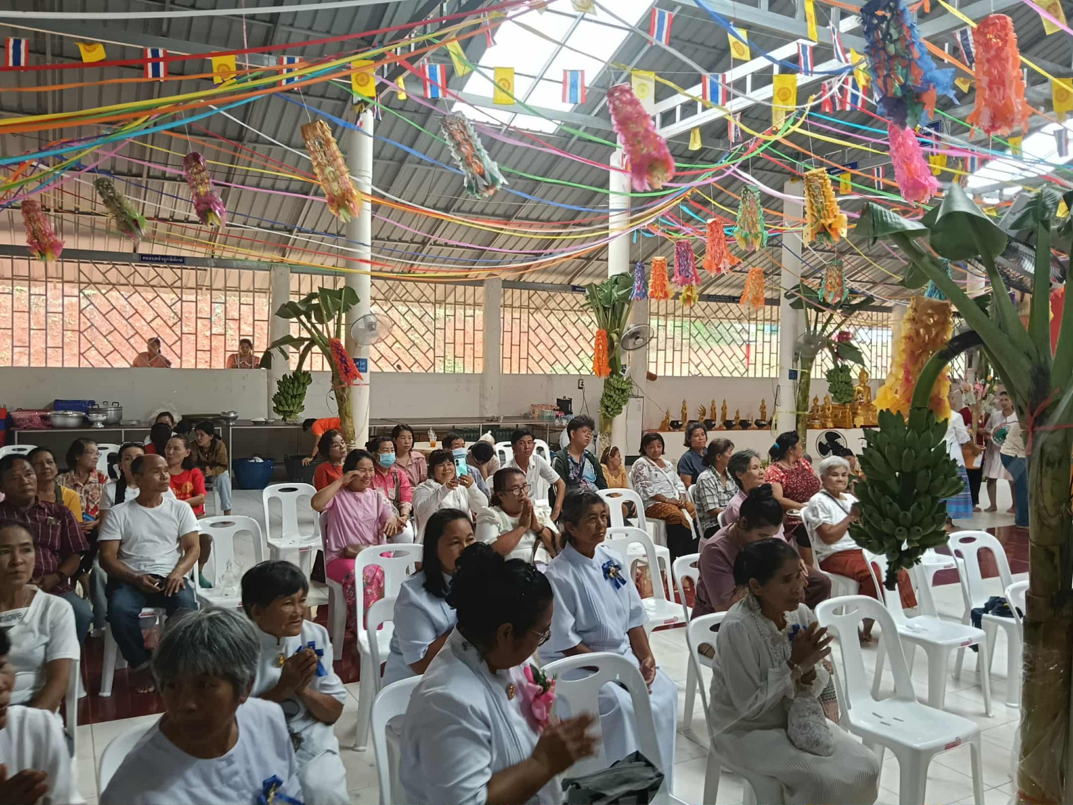 ภาพร่วมพิธีกรรมที่พักสงฆ์ถ้ำหินสถิตเทพ