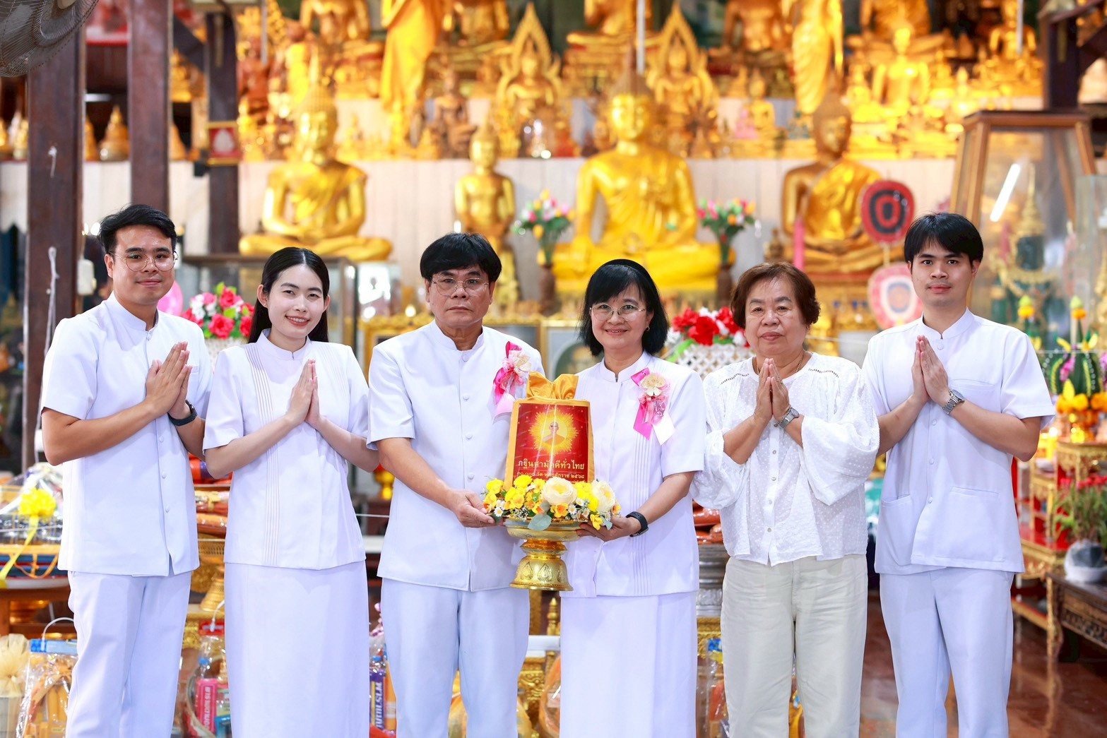 ภาพหมู่ถือพานถวายปัจจัยวัดสาธุชนาราม