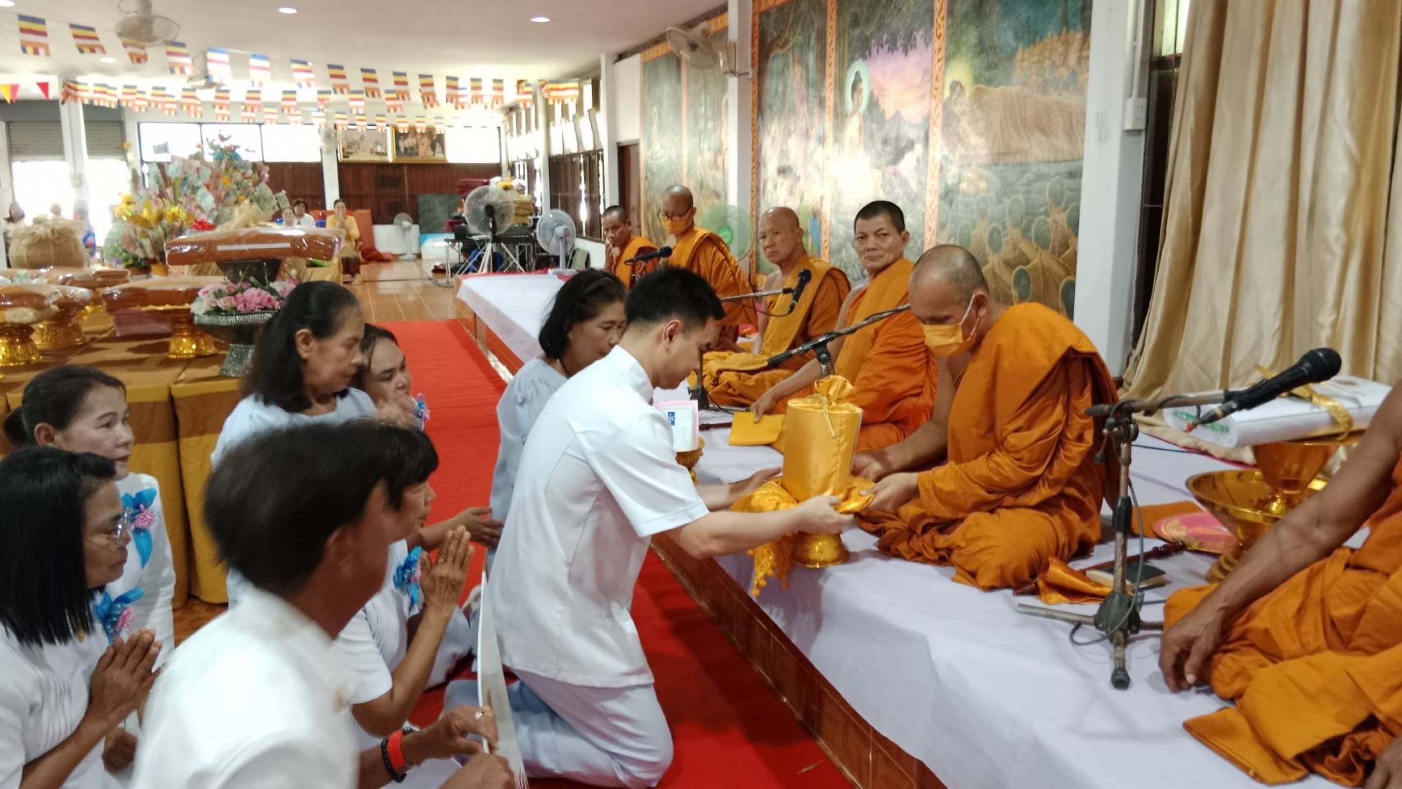 ภาพการถวายปัจจัยวัดนพวงศาราม