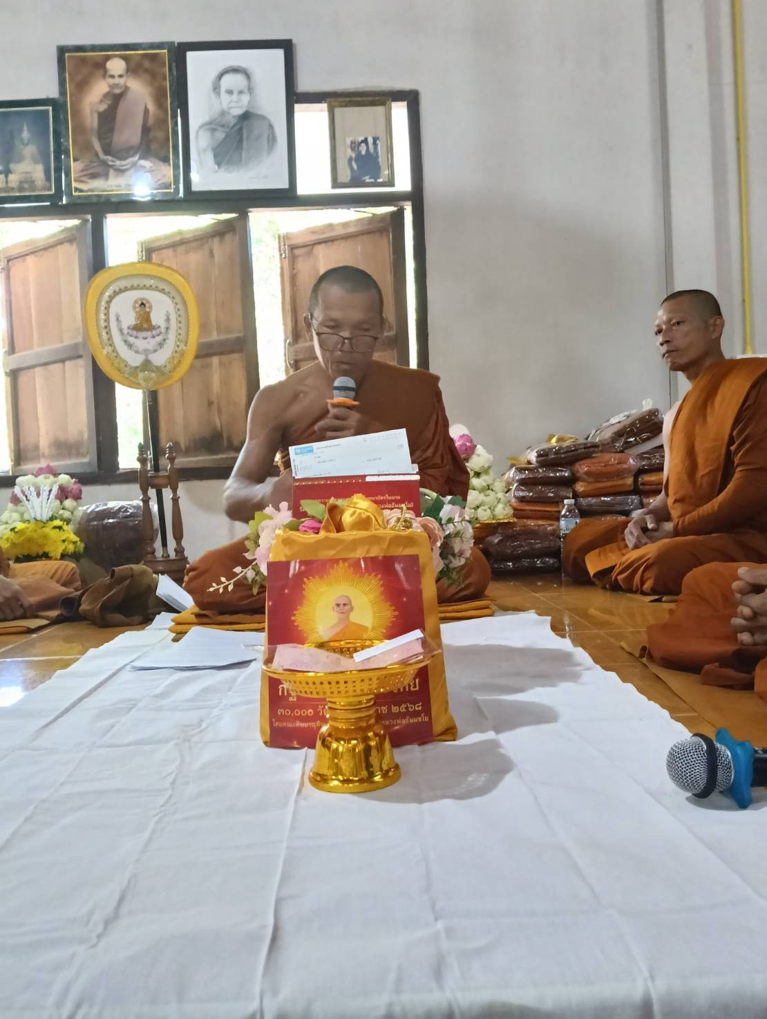 ภาพการถวายปัจจัยวัดแก่นท้าว