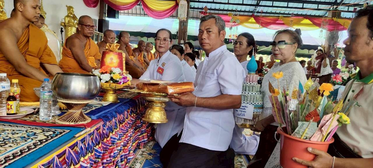 ภาพการถวายปัจจัยวัดบ้านขามน้อย