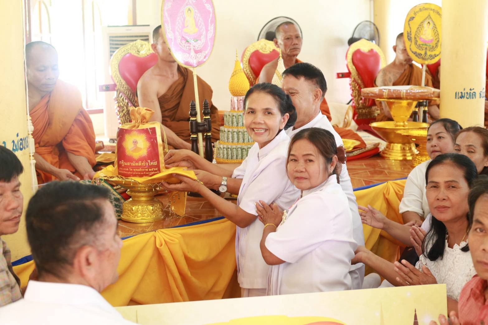 ภาพการถวายปัจจัยวัดซับสมบูรณ์