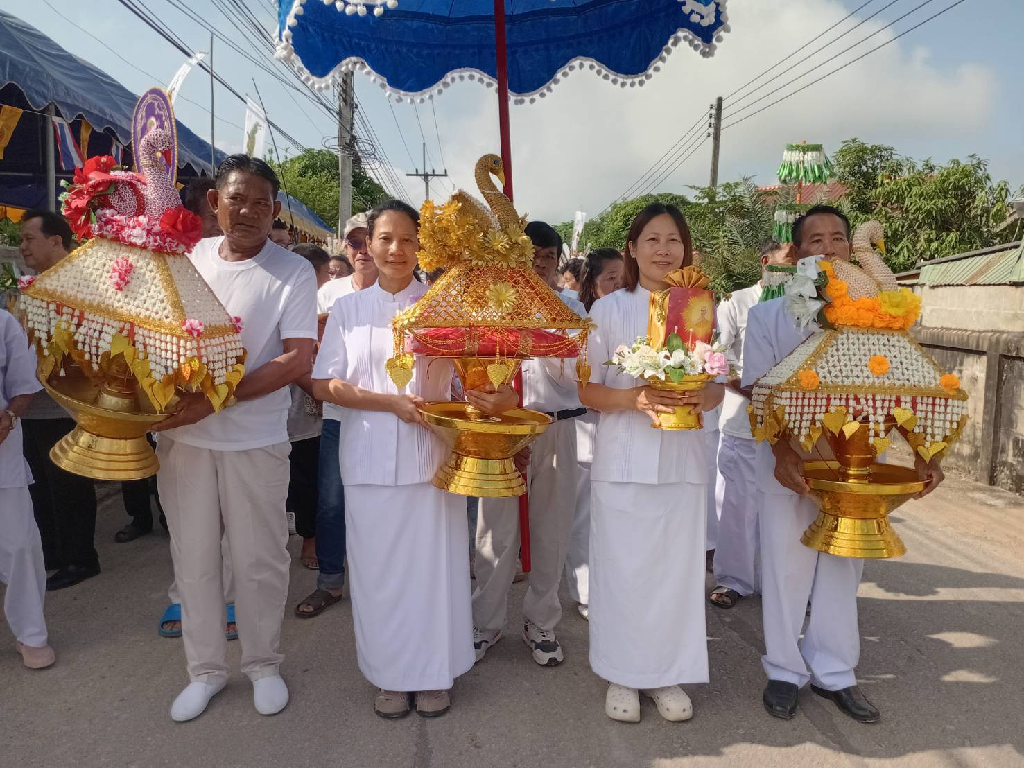 ภาพหมู่ถือพานถวายปัจจัยวัดสมัยชัย