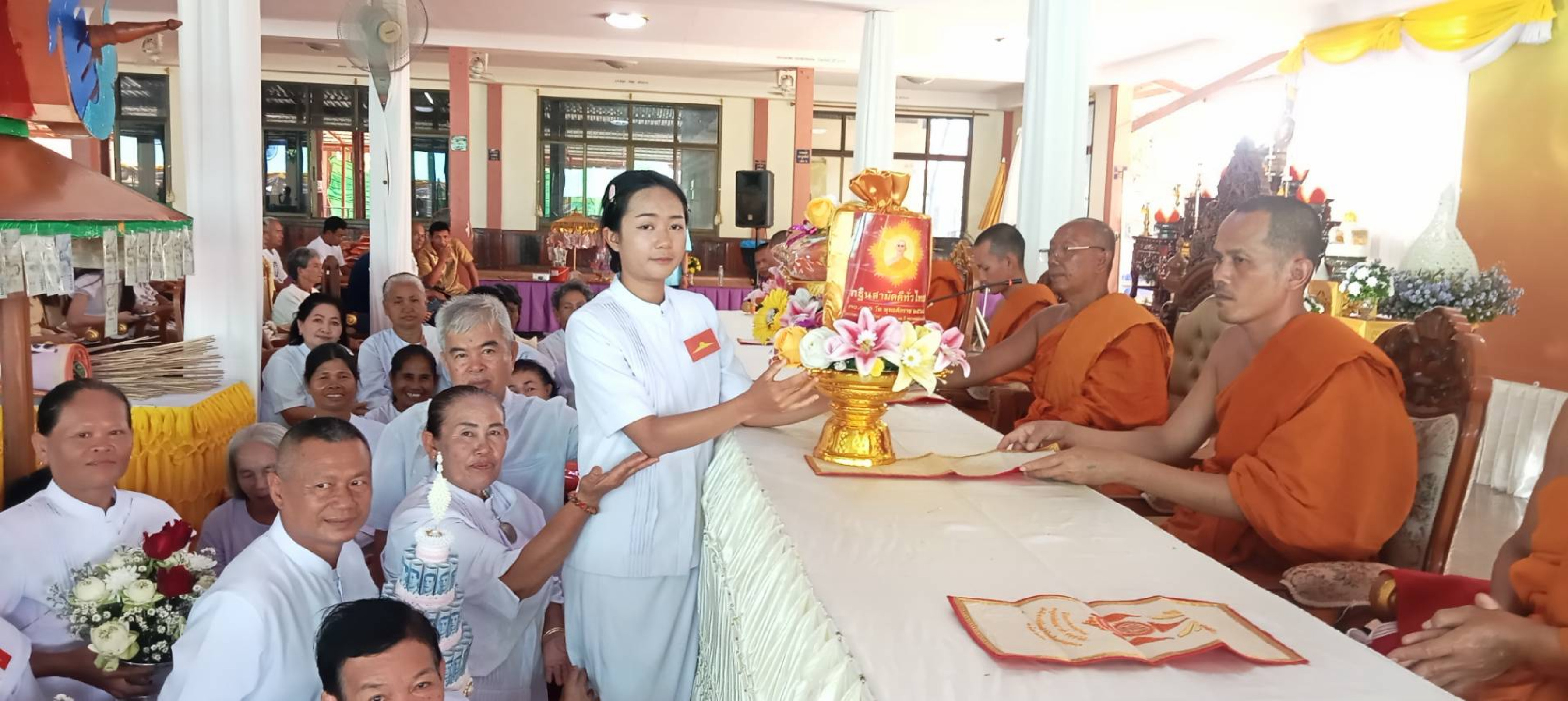 ภาพการถวายปัจจัยวัดโคกเหล็ก