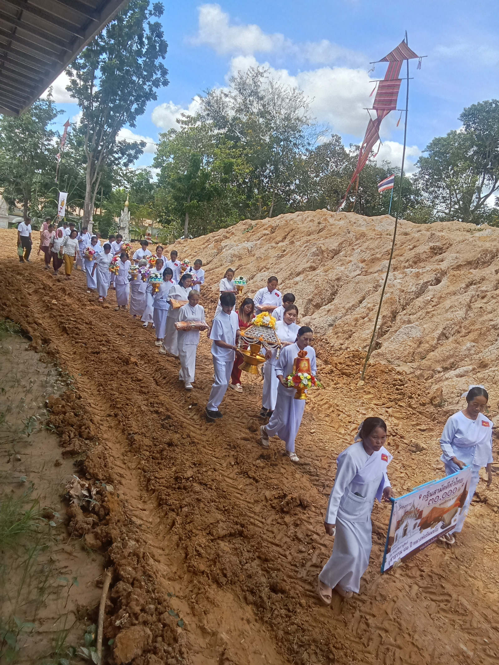 ภาพร่วมขบวนกฐินที่พักสงฆ์สายโท12เหนือ