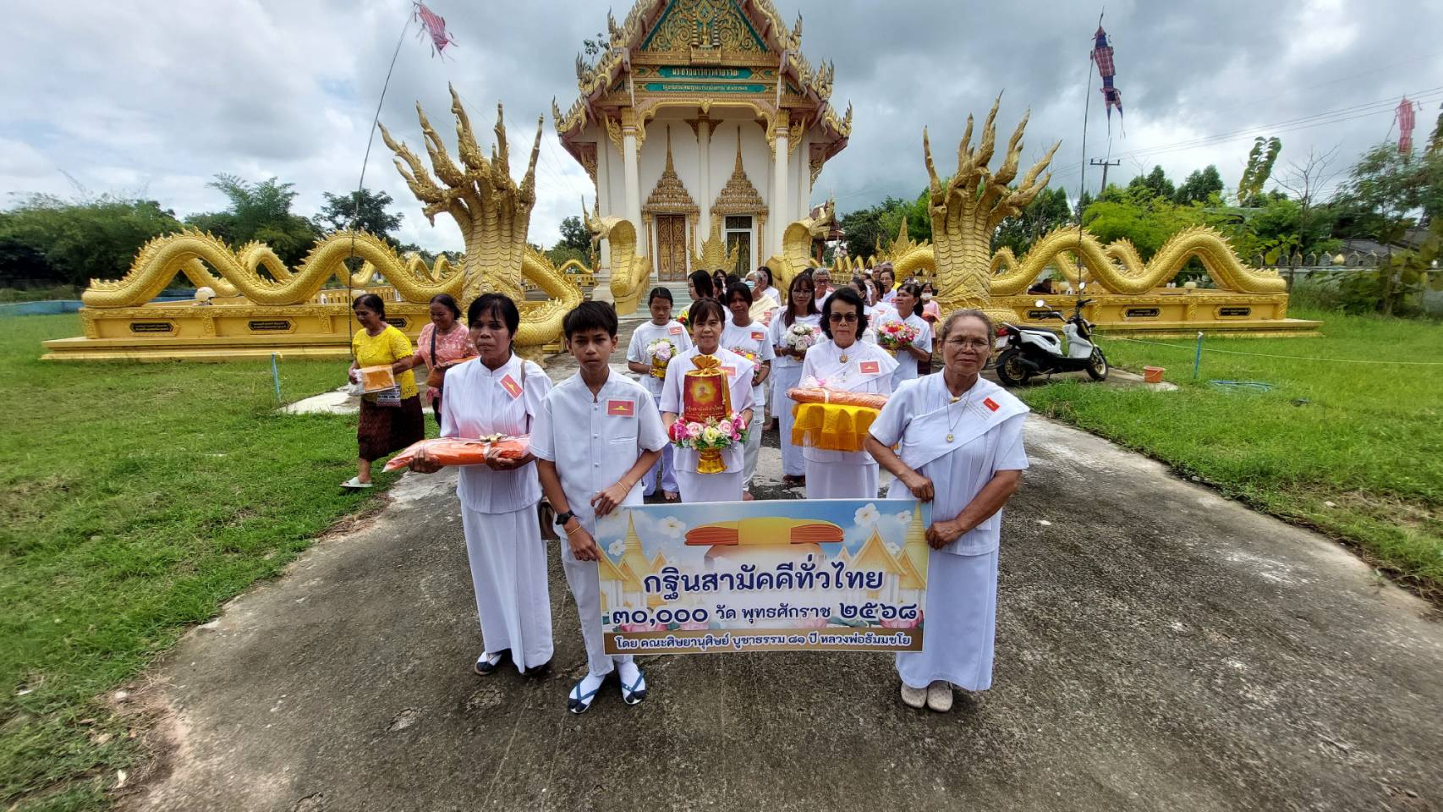 ภาพร่วมขบวนกฐินวัดประชานิรมิต (บุลาว)