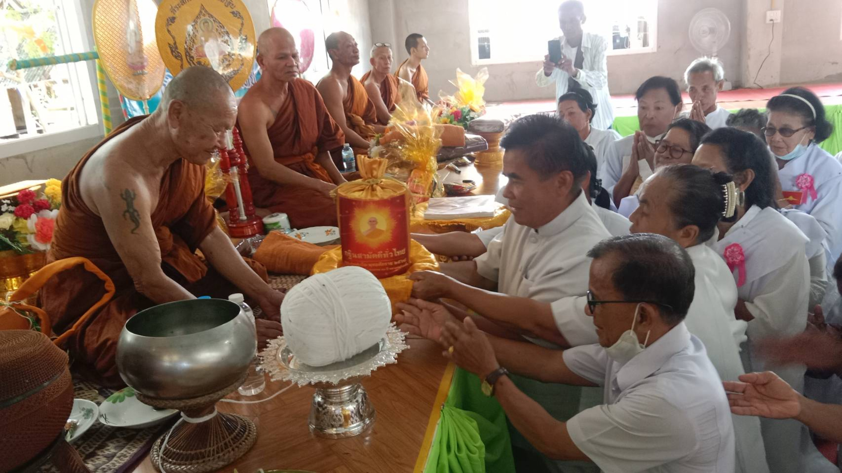 ภาพการถวายปัจจัยที่พักสงฆ์ป่าช้าหนองปลาไหล