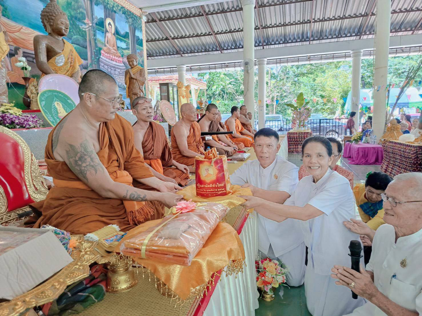 ภาพการถวายปัจจัยวัดป่าเขากระเจียว