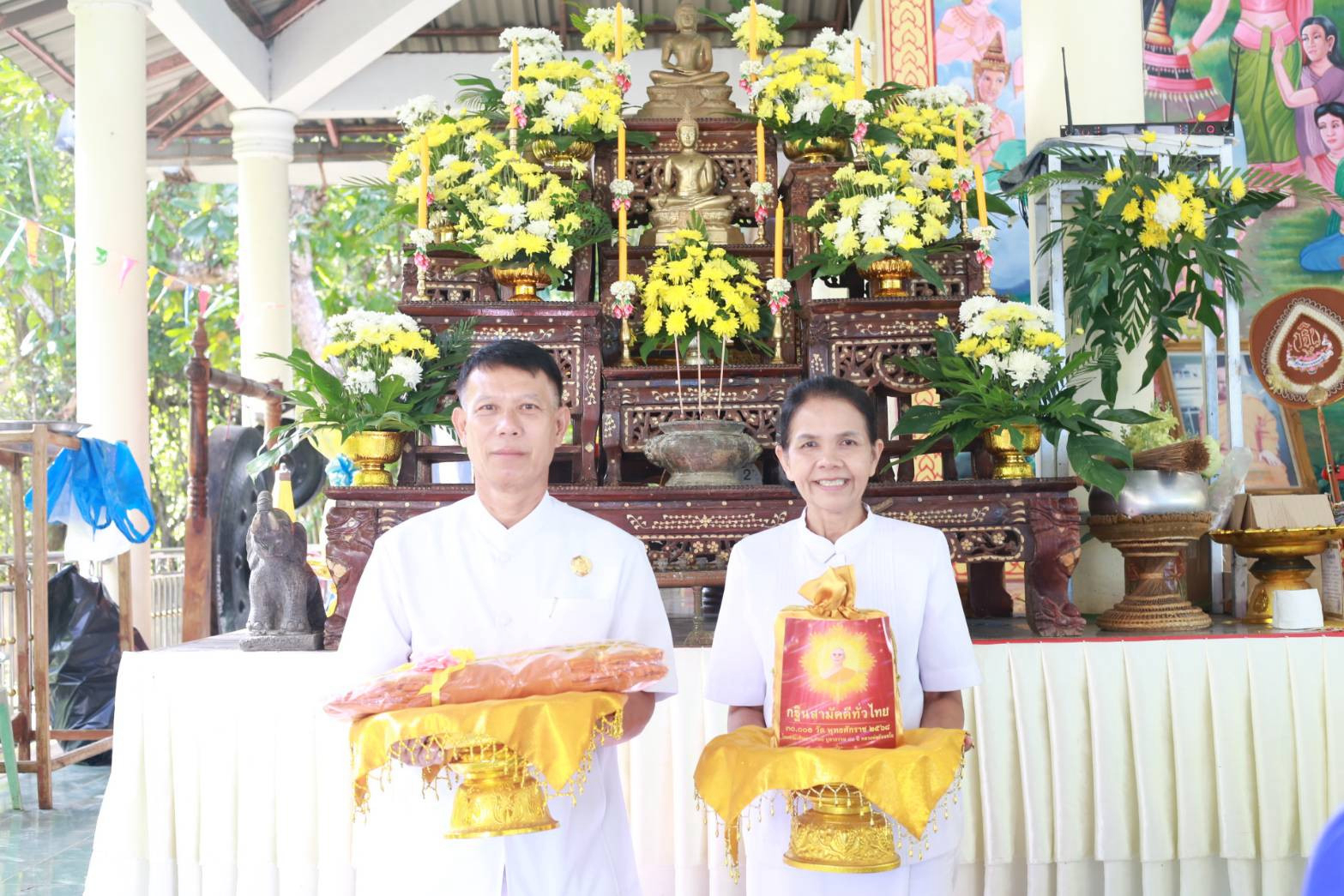 ภาพหมู่ถือพานถวายปัจจัยวัดป่าเขากระเจียว