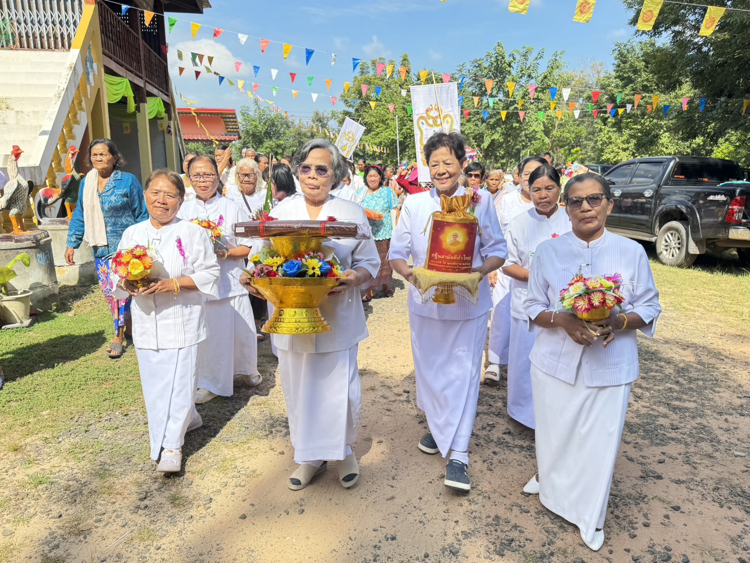 ภาพหมู่ถือพานถวายปัจจัยวัดหนองตาเยา