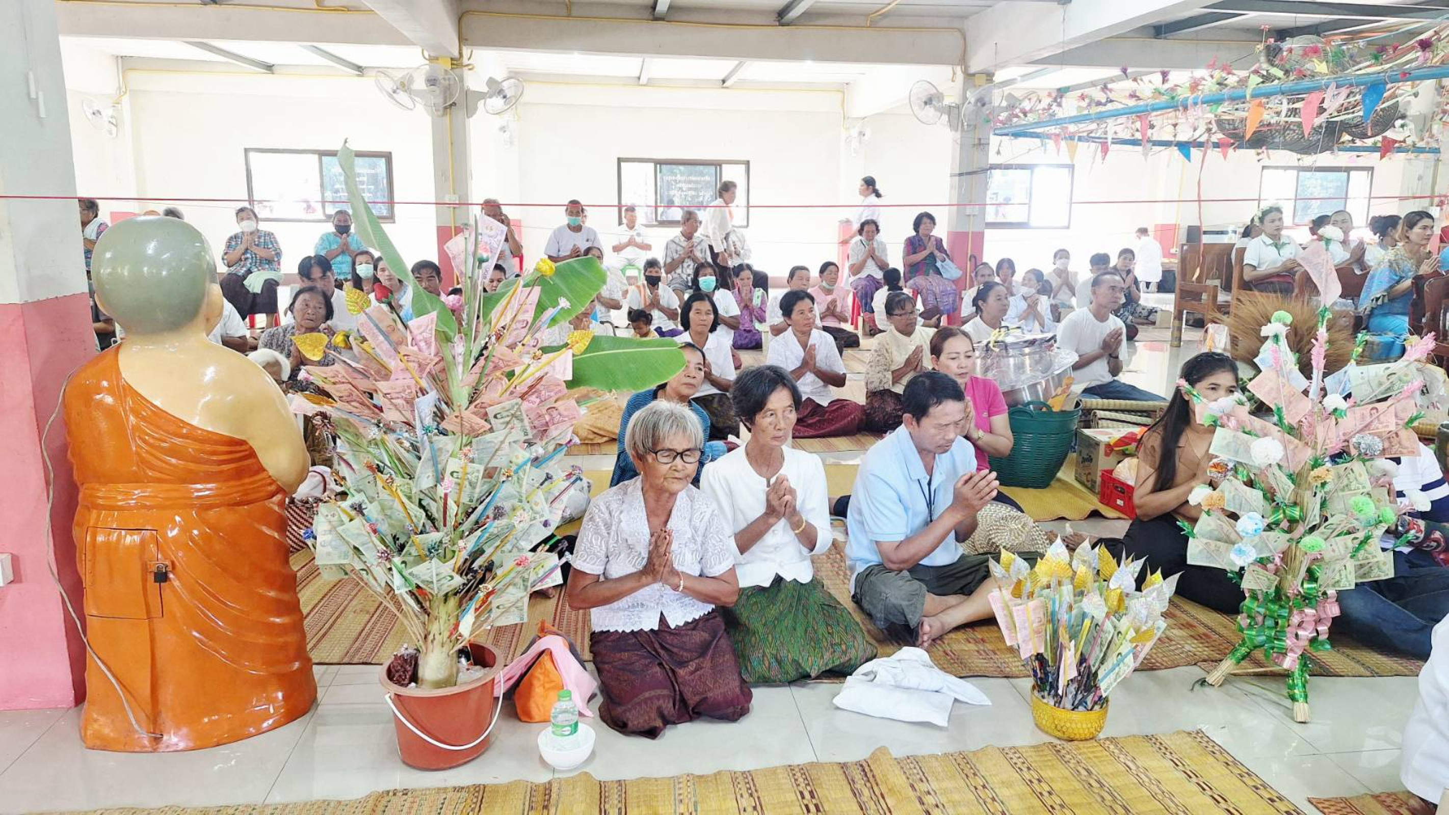 ภาพร่วมพิธีกรรมที่พักสงฆ์วัดป่าบุขี้เหล็ก