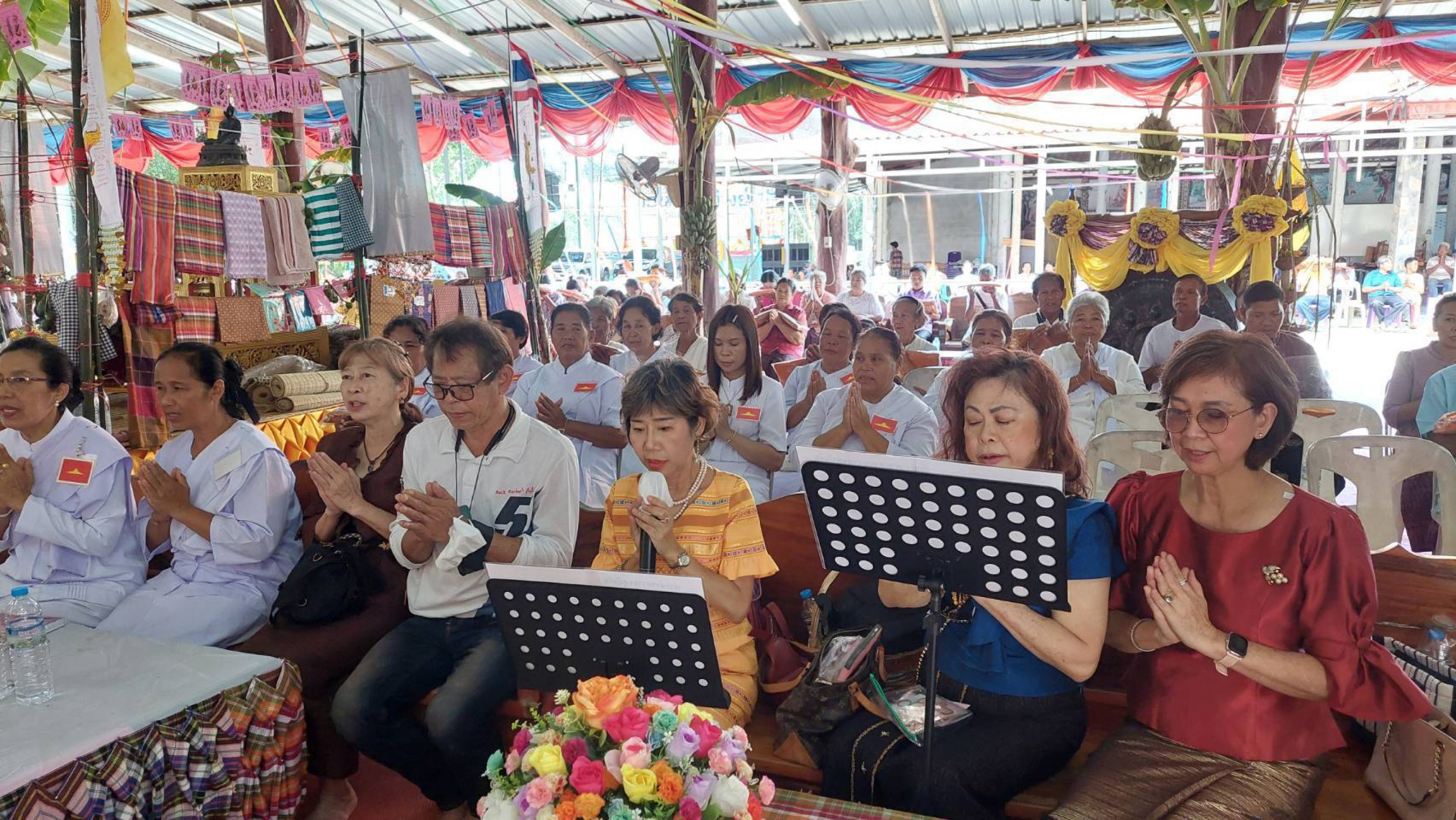 ภาพร่วมพิธีกรรมวัดร่มโพธิ์ไทร