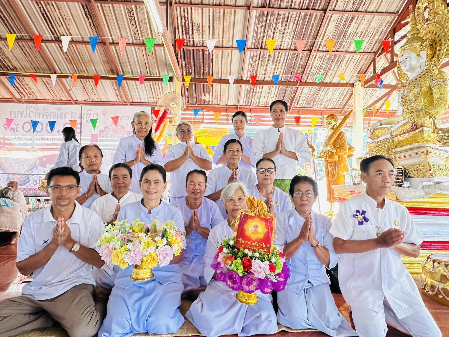 ภาพหมู่ถือพานถวายปัจจัยวัดป่าโนนสุวรรณ