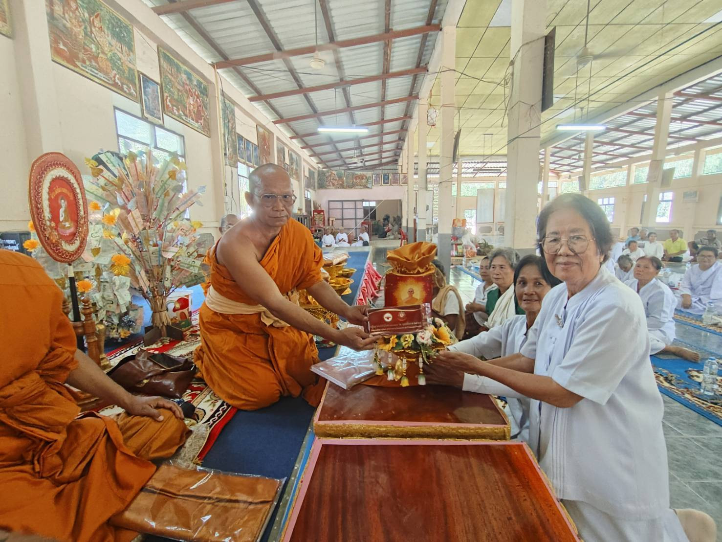 ภาพการถวายปัจจัยวัดโคกสมบูรณ์
