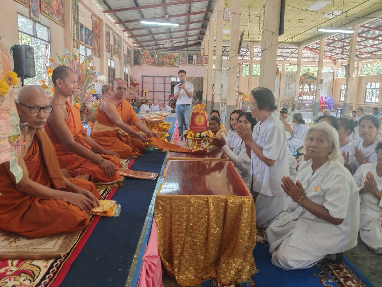 ภาพหมู่ถือพานถวายปัจจัยวัดโคกสมบูรณ์