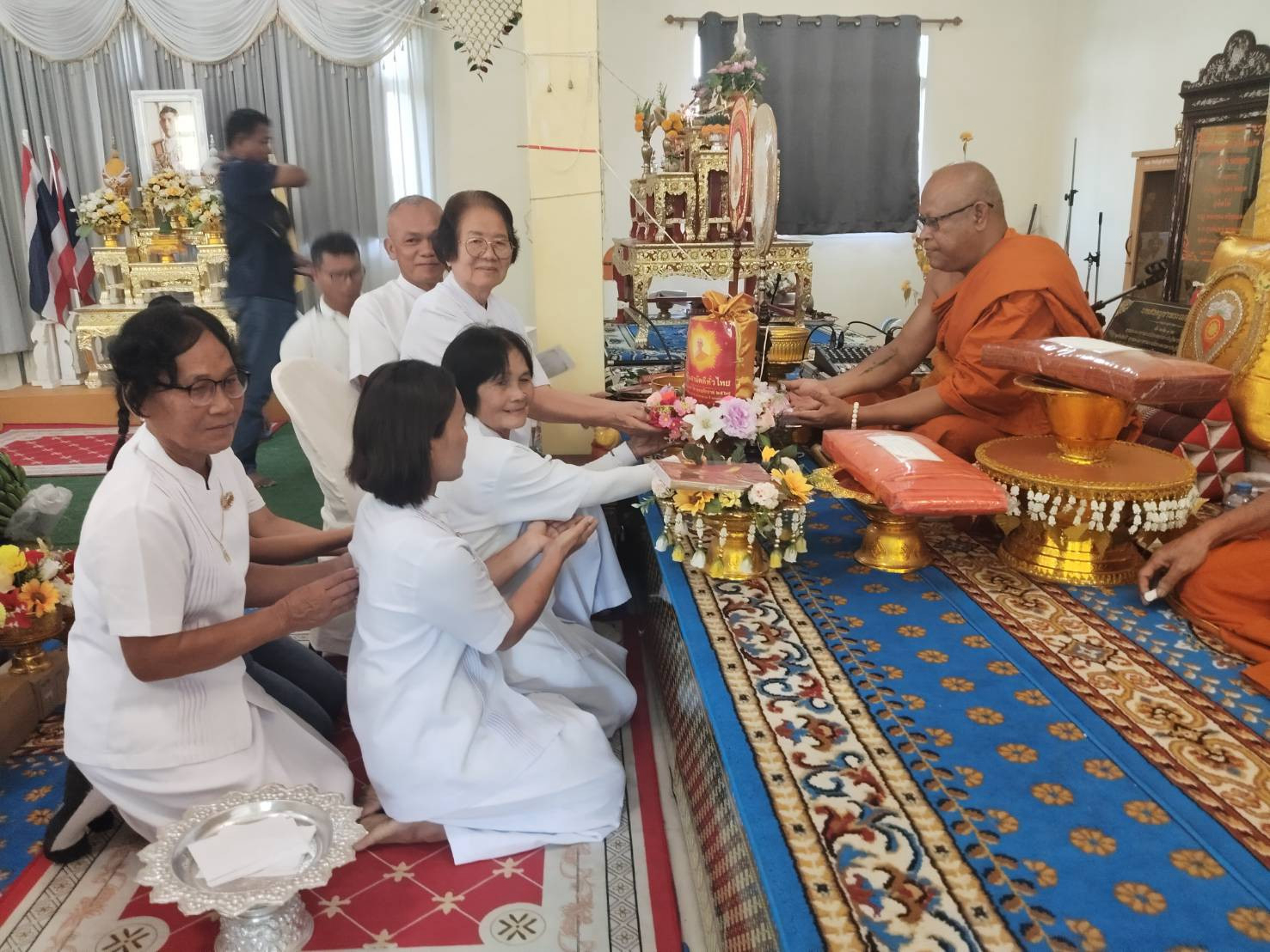 ภาพการถวายปัจจัยวัดทุ่งไผ่
