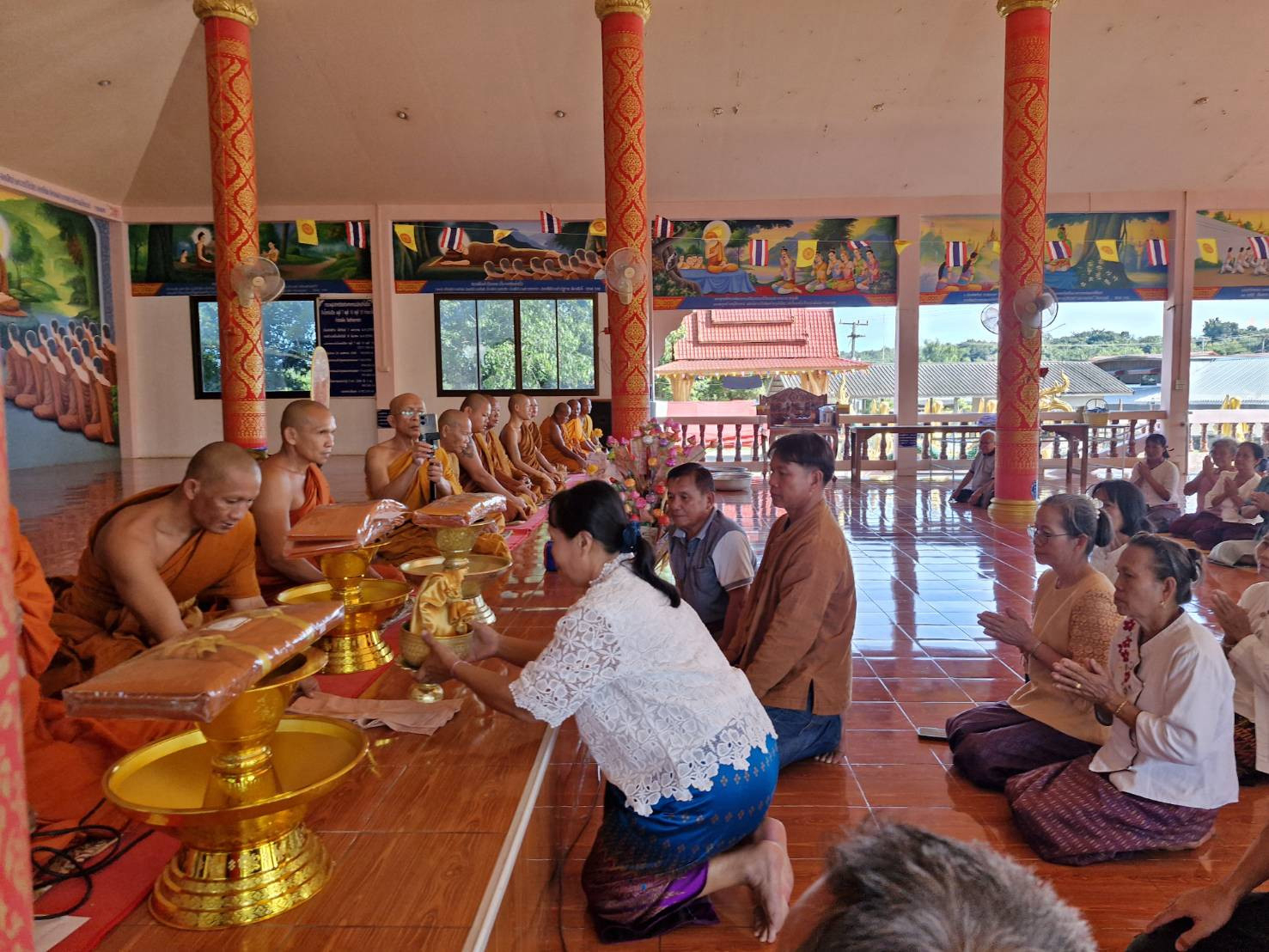 ภาพการถวายปัจจัยวัดโพธิ์ไทร