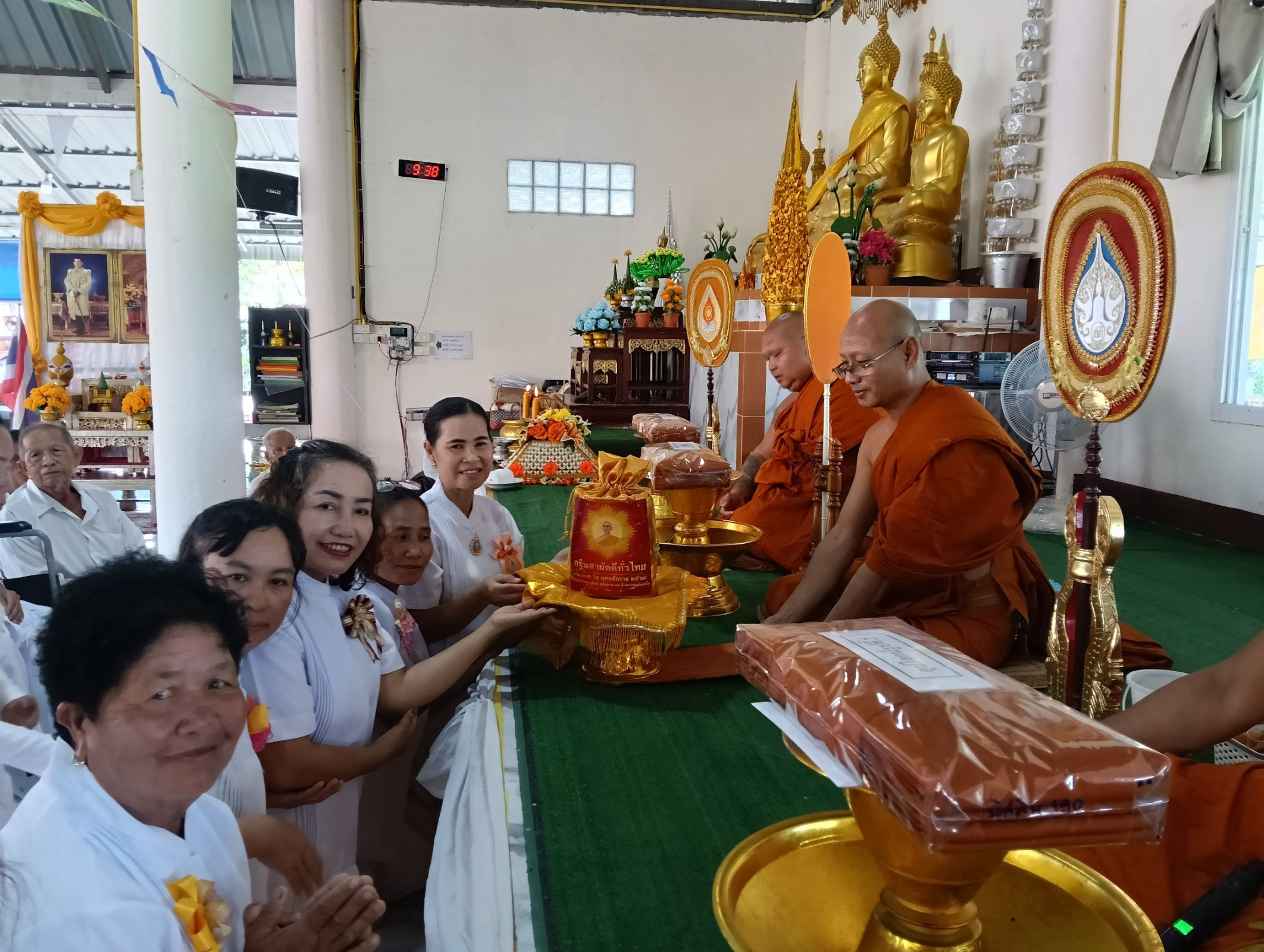 ภาพการถวายปัจจัยวัดโพธิ์ศรีแดง