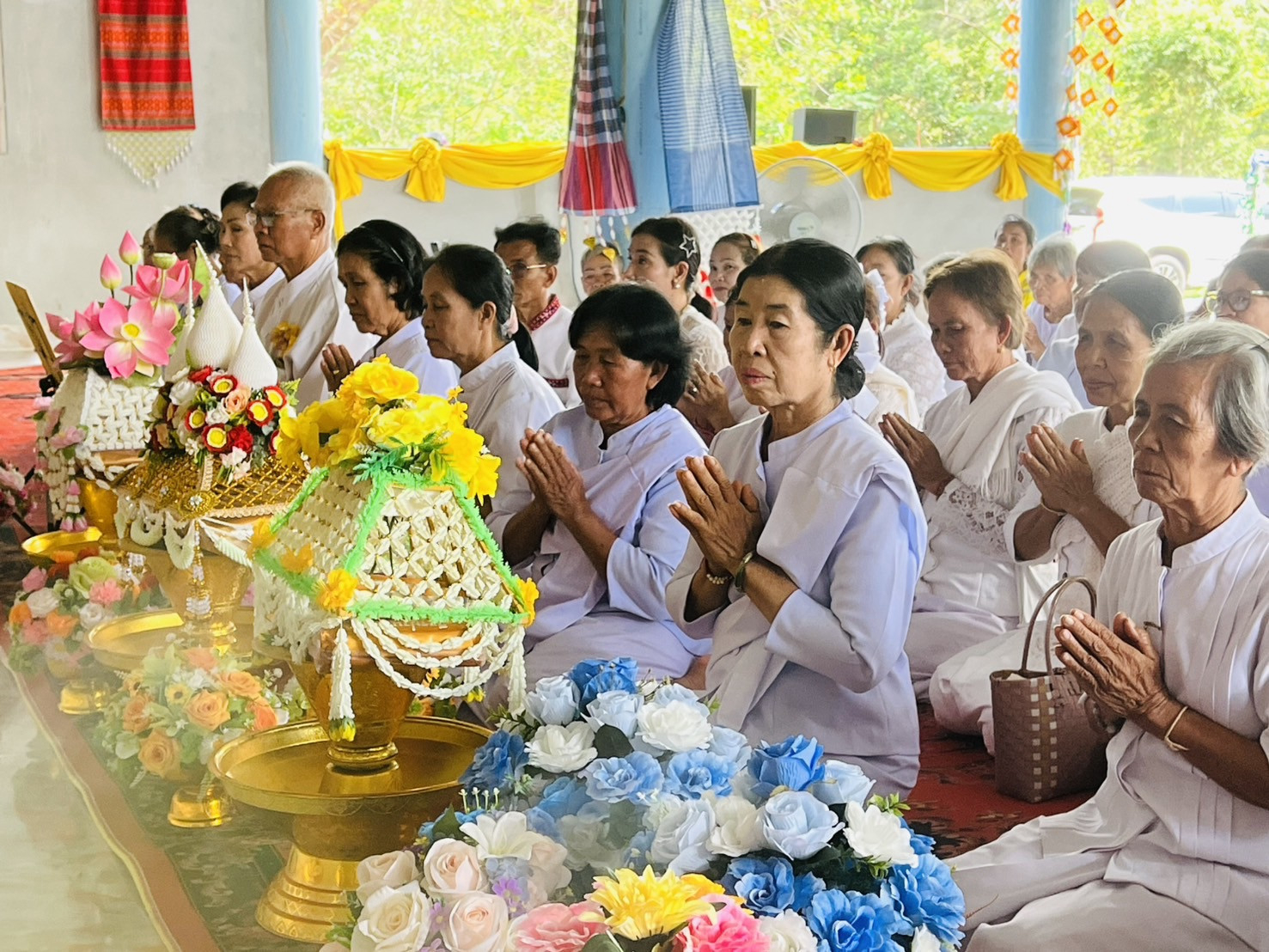 ภาพร่วมพิธีกรรมวัดสานแว้เจริญธรรม