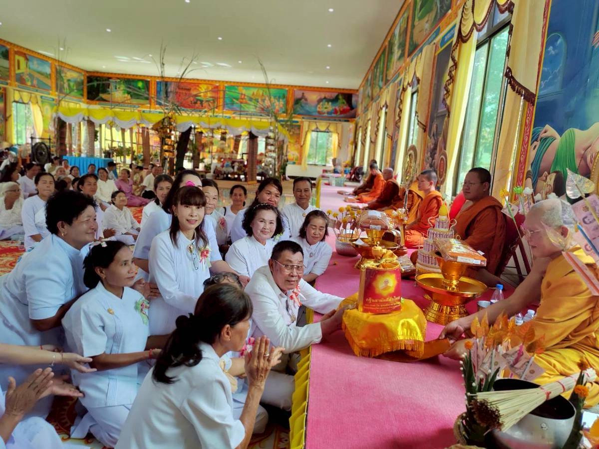 ภาพการถวายปัจจัยวัดเหล่าต้นยม