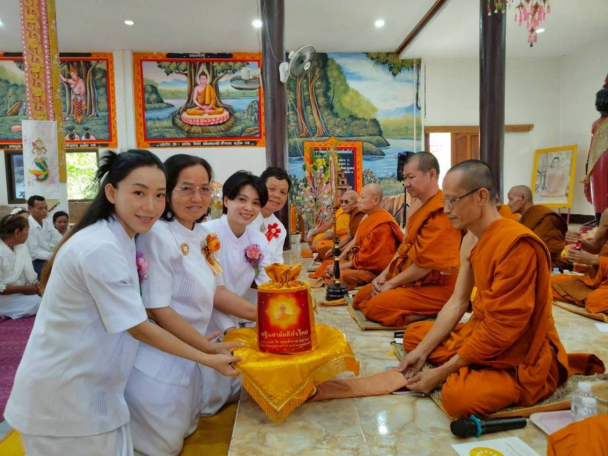 ภาพการถวายปัจจัยวัดสว่างอารมณ์