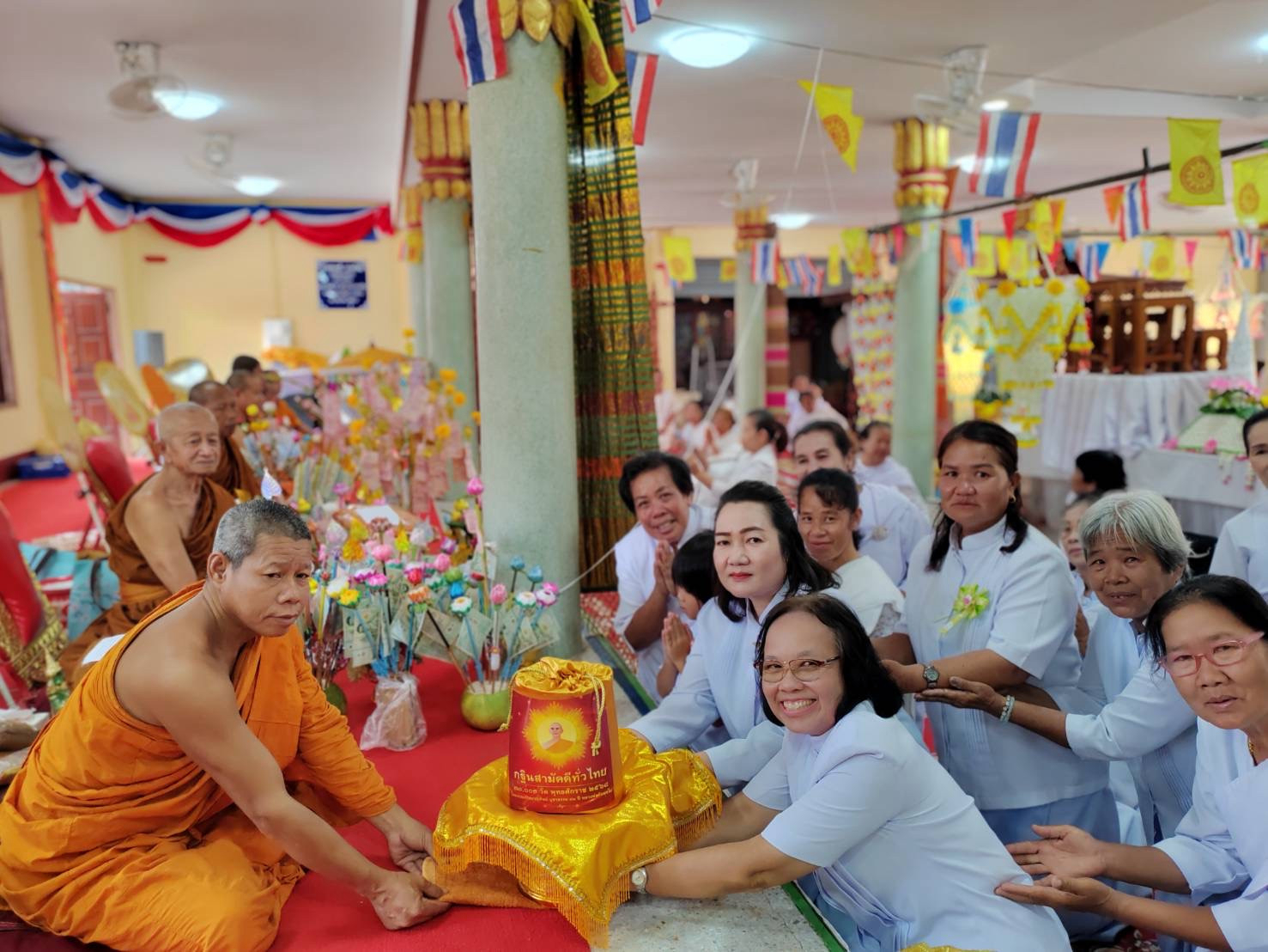 ภาพการถวายปัจจัยวัดพุทธรูปโพธิ์ศรี