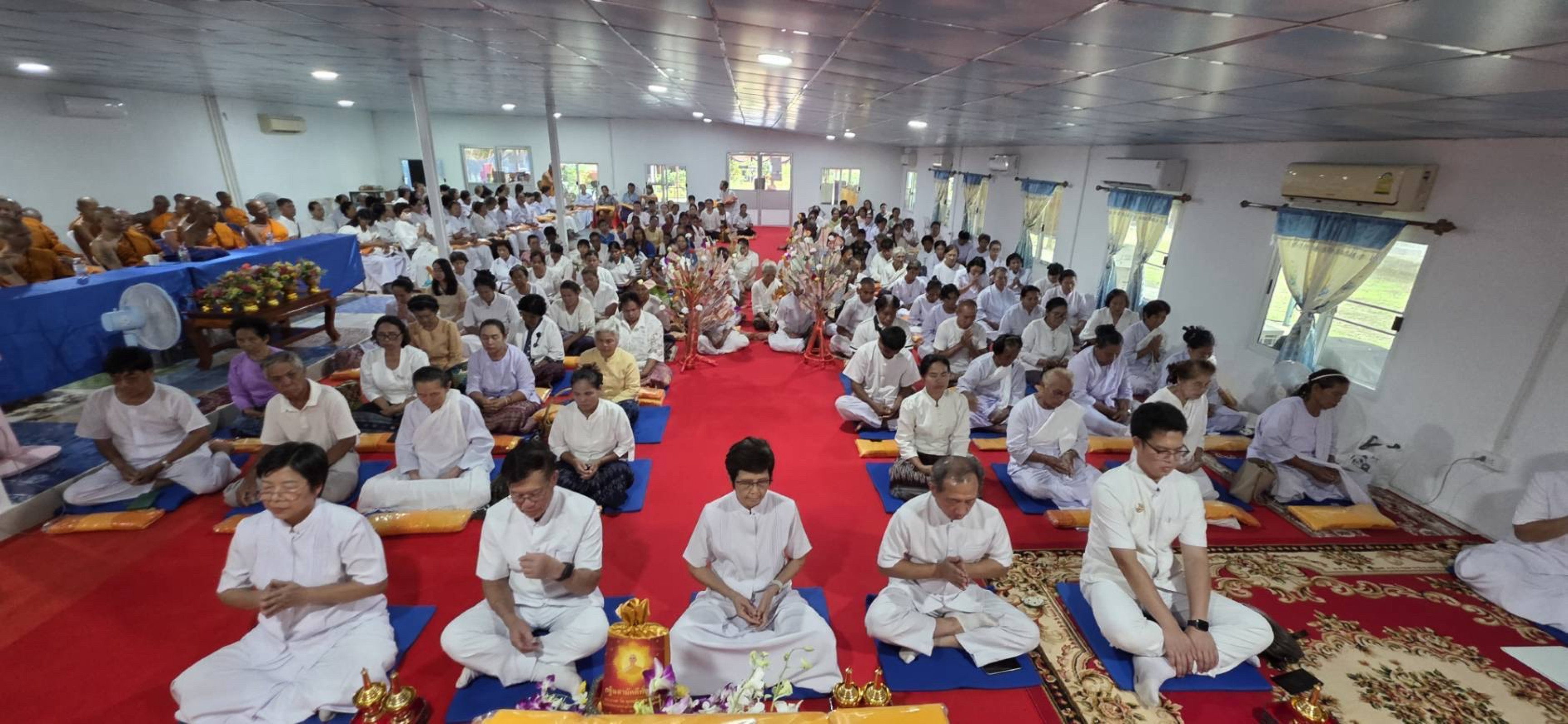 ภาพหมู่ถือพานถวายปัจจัยวัดภูคำรัตนมงคล