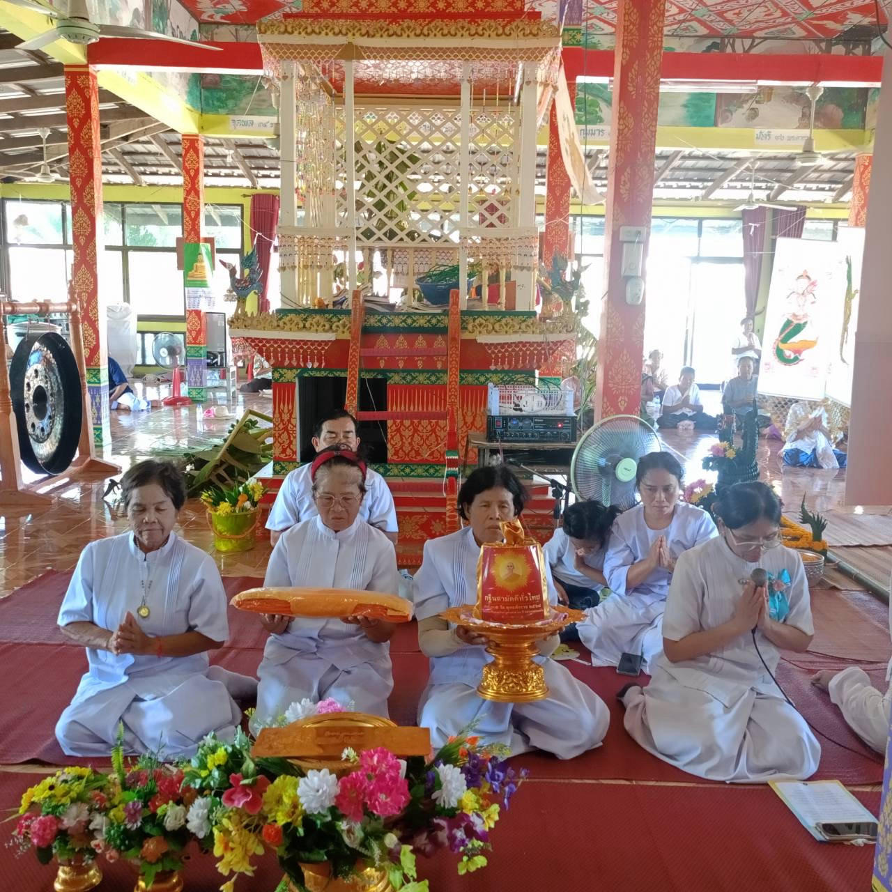 ภาพหมู่ถือพานถวายปัจจัยวัดชัยศรี
