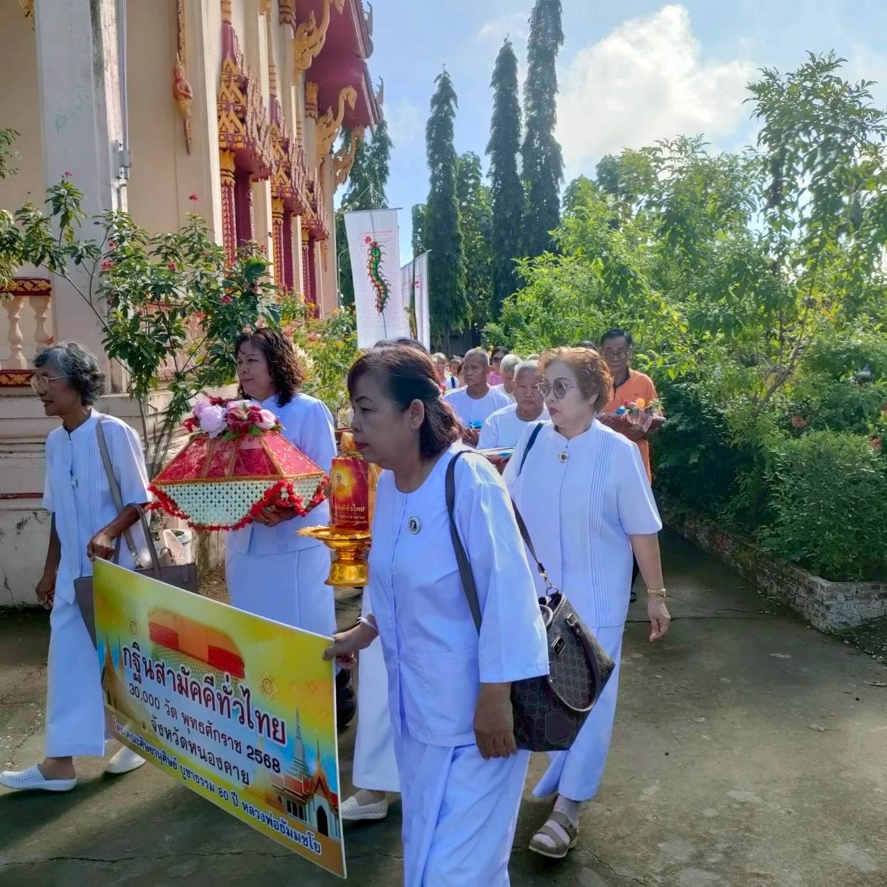 ภาพร่วมขบวนกฐินวัดนิเวสคชสาร