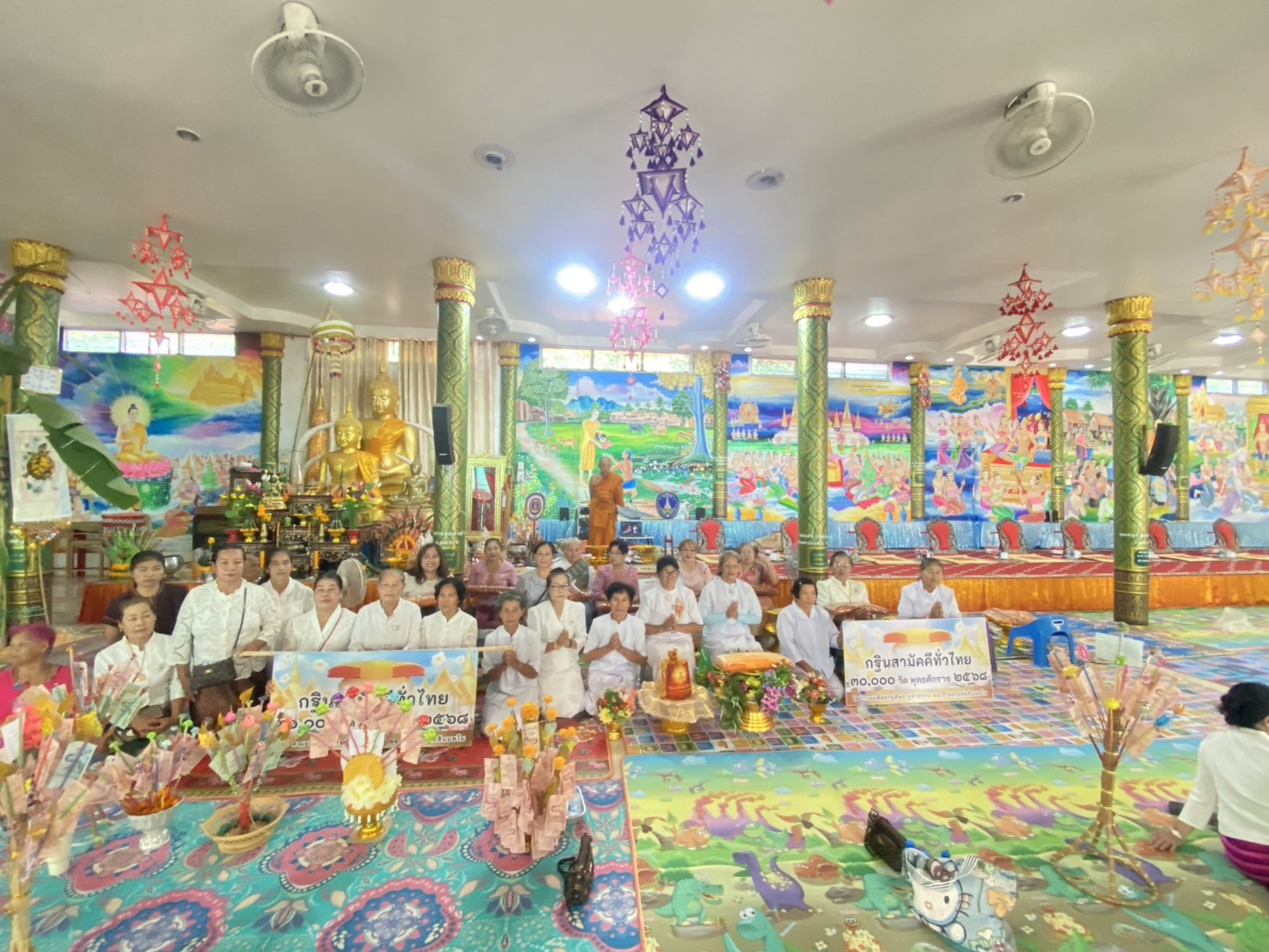 ภาพหมู่ถือพานถวายปัจจัยวัดราษฎร์ดำริ