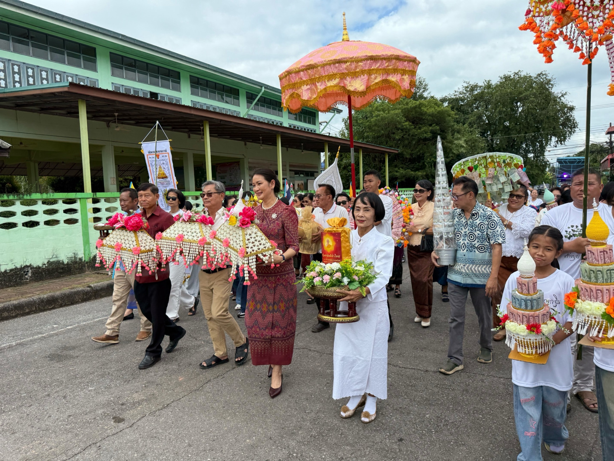 ภาพร่วมขบวนกฐินวัดจอมทอง