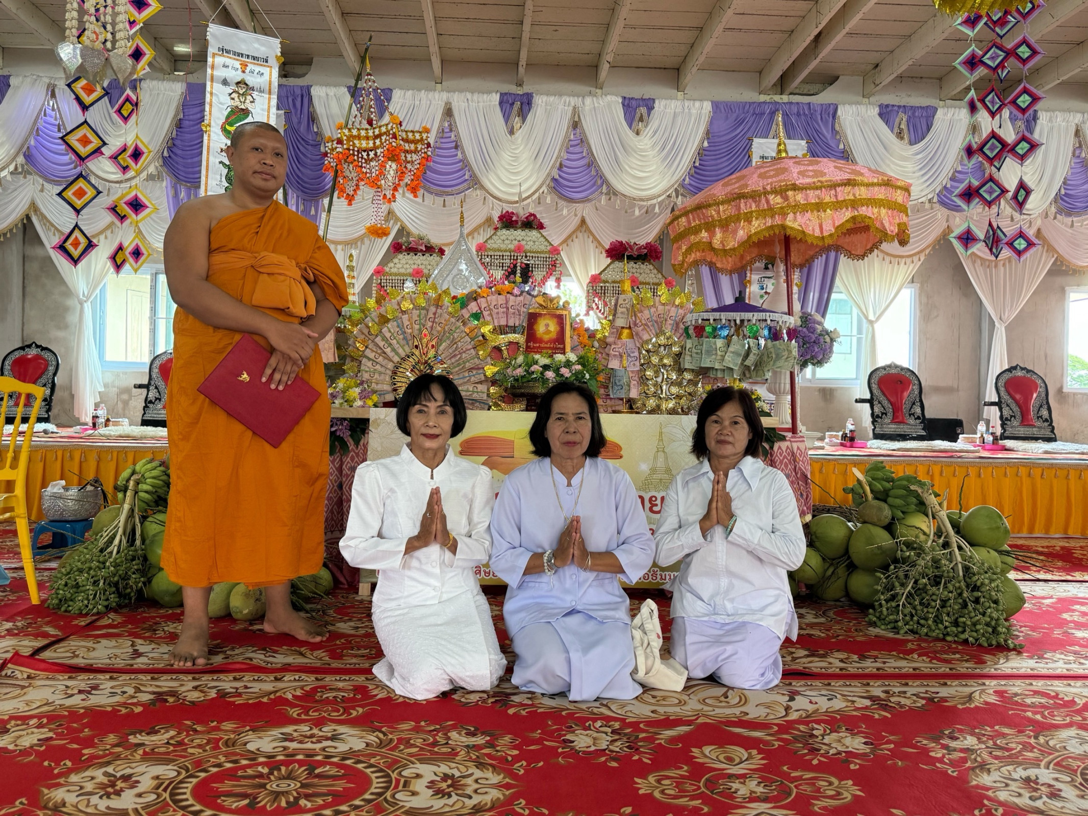 ภาพหมู่ถือพานถวายปัจจัยวัดจอมทอง