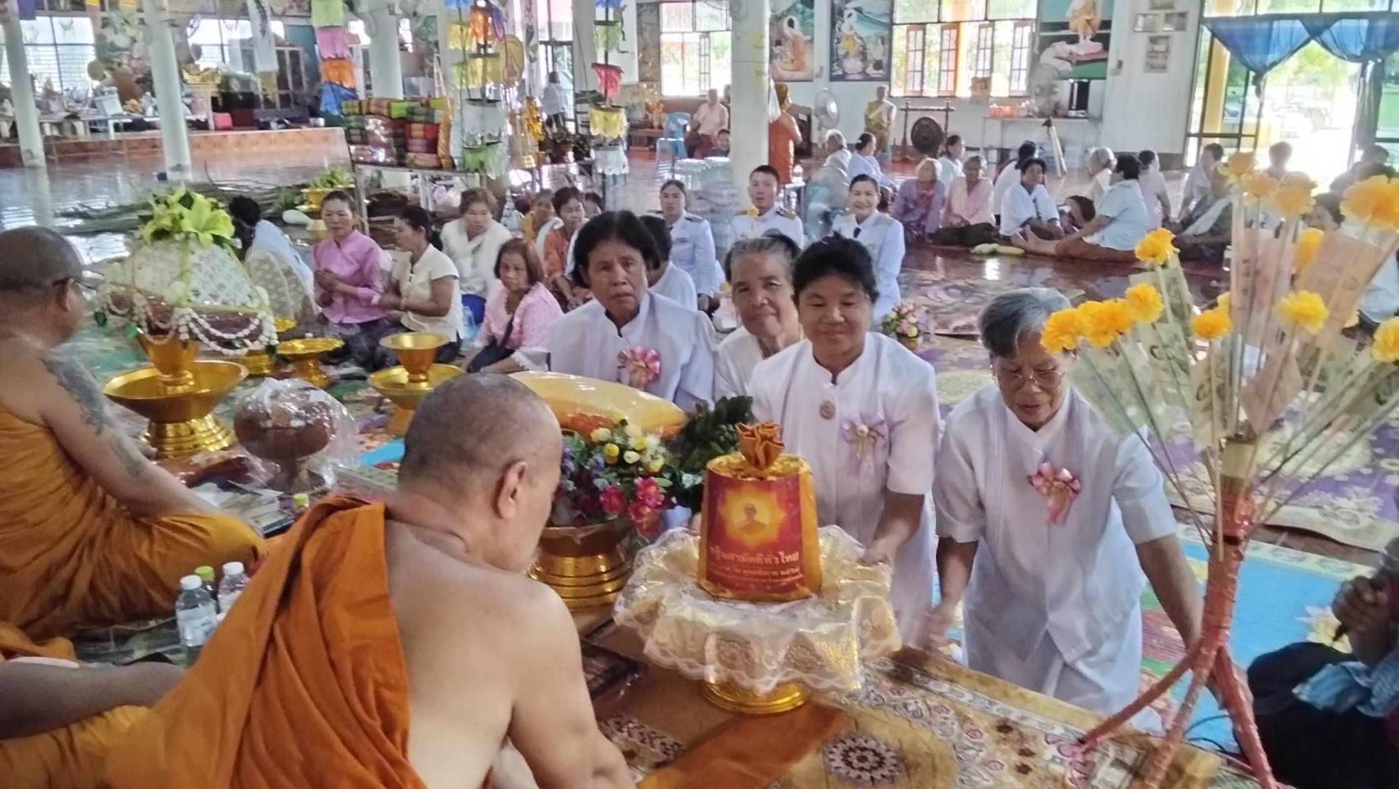 ภาพการถวายปัจจัยวัดนายาง