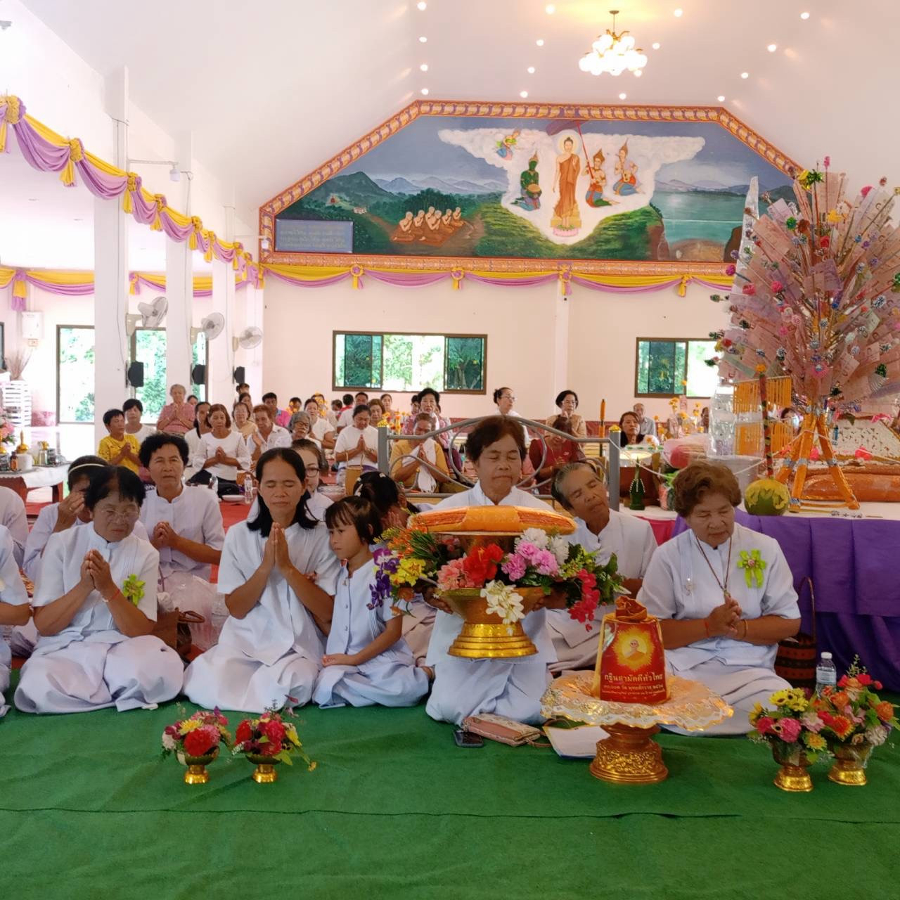 ภาพหมู่ถือพานถวายปัจจัยวัดบ้านโนนสวรรค์