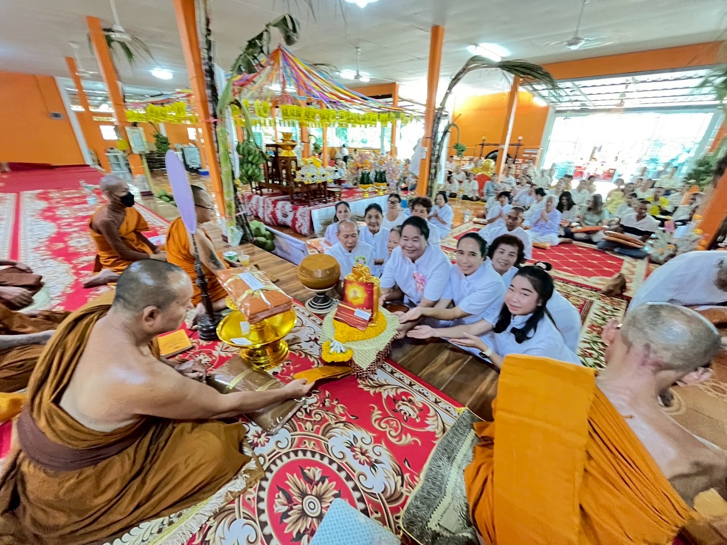 ภาพการถวายปัจจัยวัดดอนโพธิ์